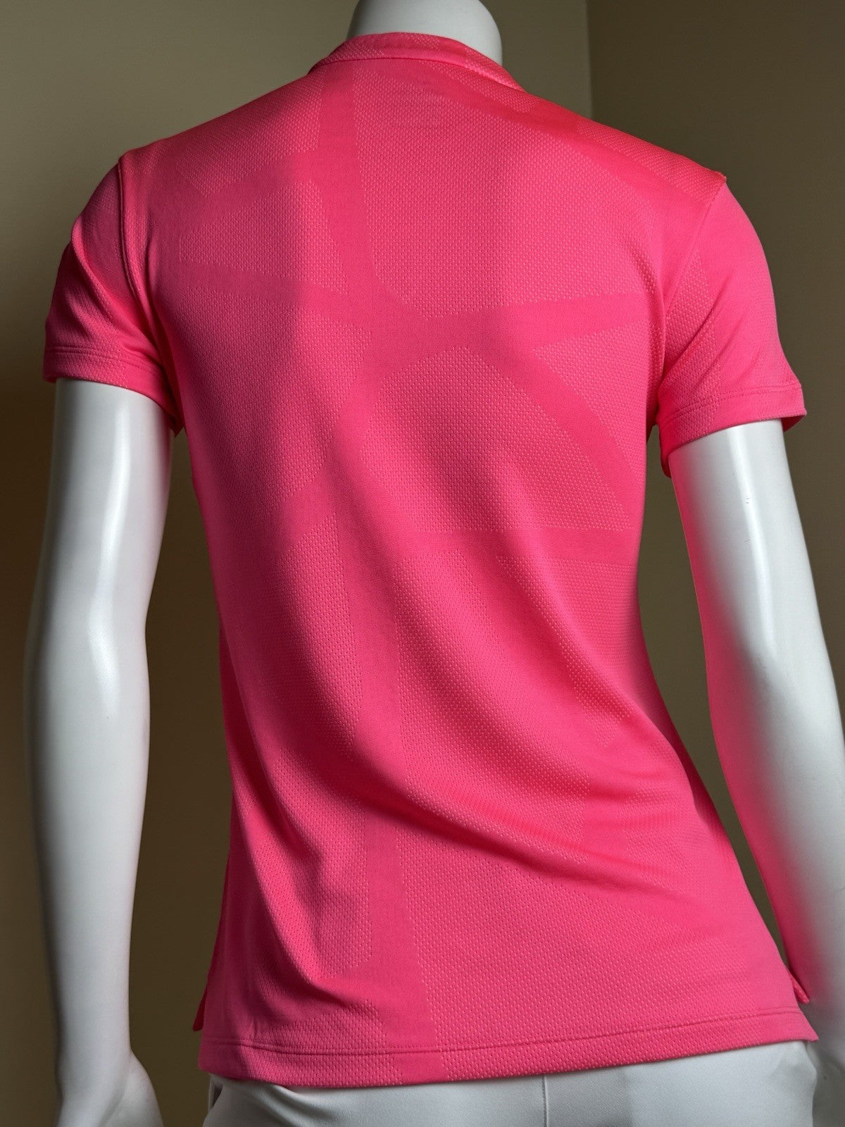 Nike Women’s Top Golf Shirt Sz S.       (B.170)