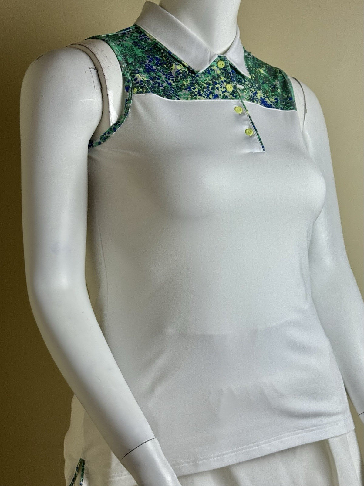 $60 Adidas Women’s Golf Shirt Sz L    (B.184)