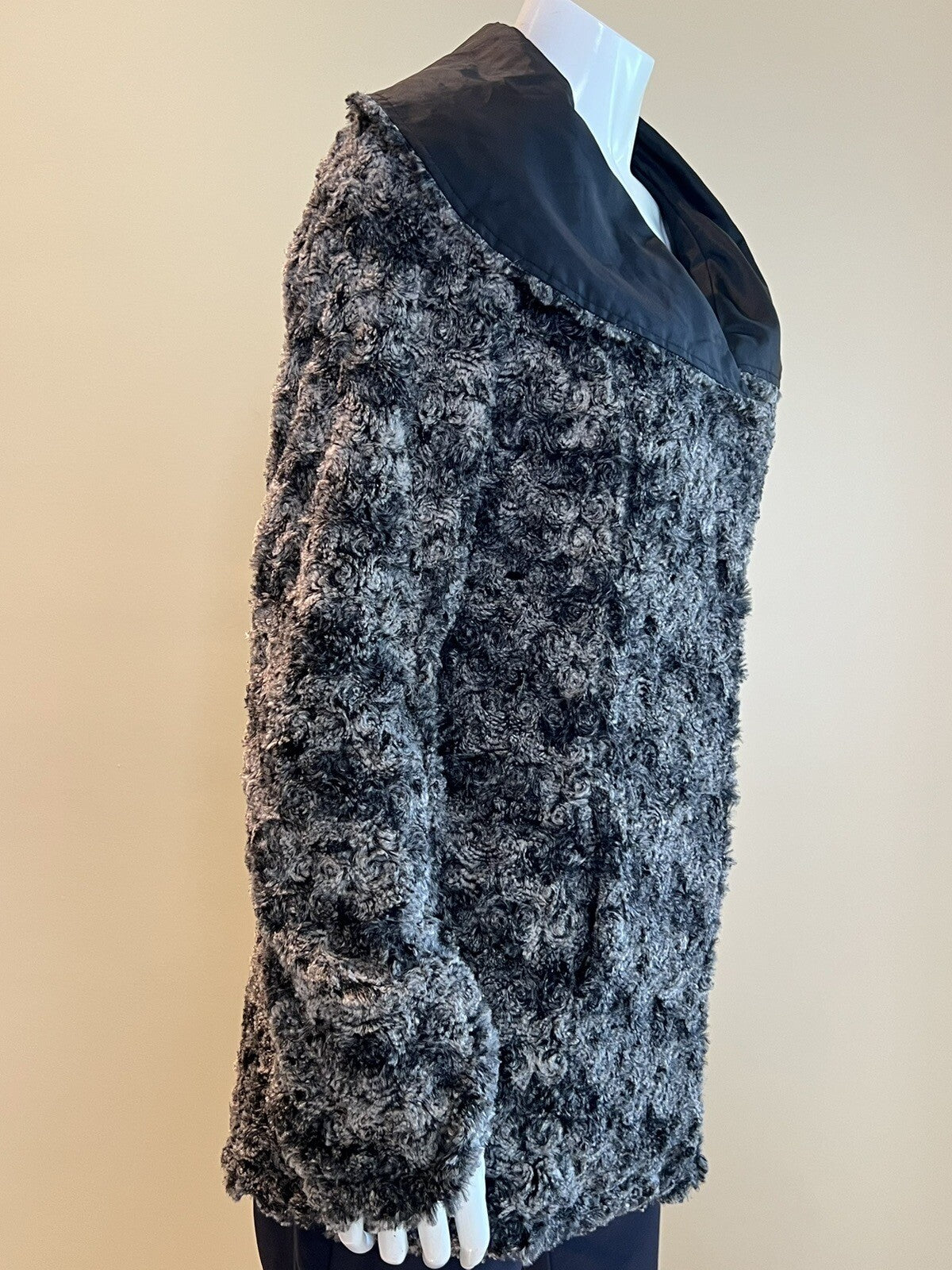 UBU Clothing Co. Black,Gray Faux Fur Reversible Sz XS Rain Resistant Coat (11)