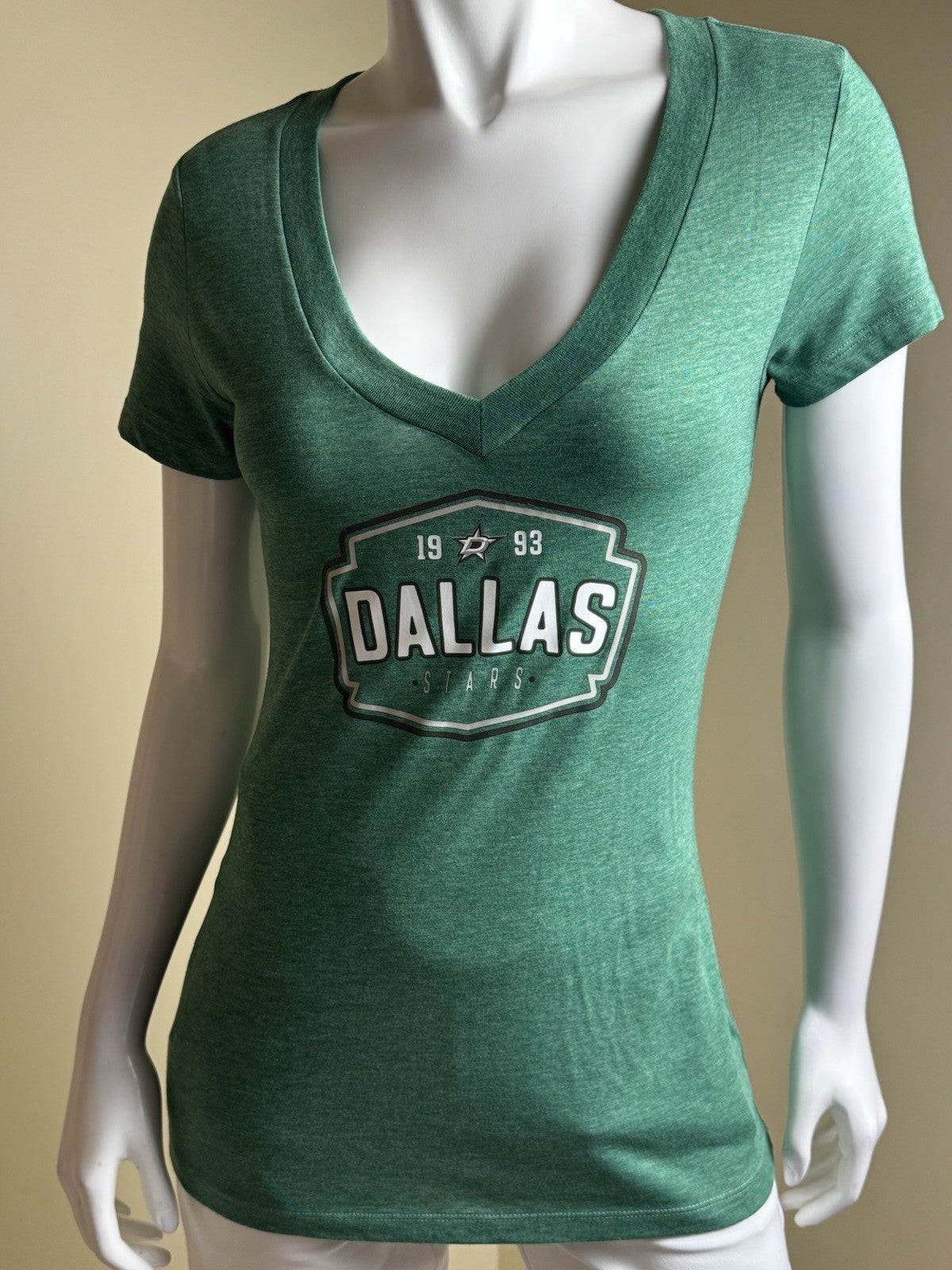 LeverWear Women's Dallas Logo Golf shirt Sz M   (B.170)