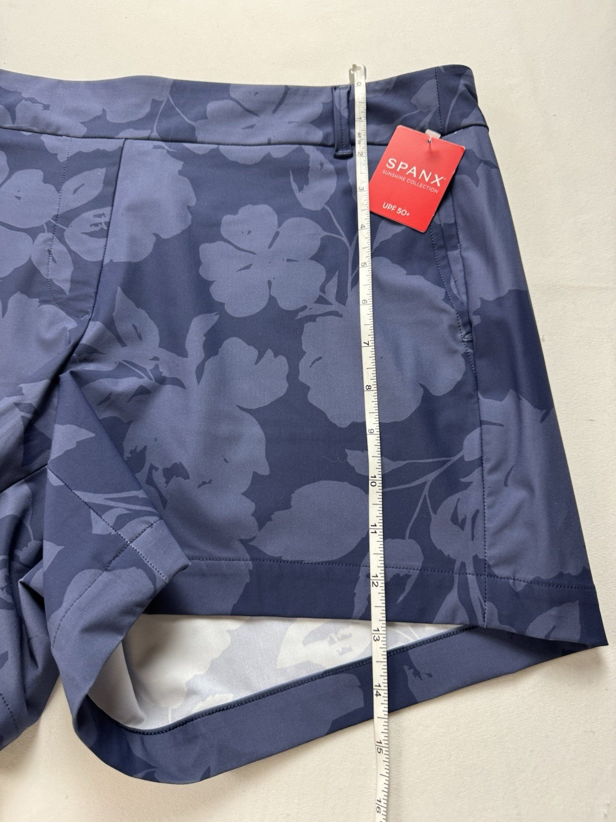 SPANX Women's Sunshine Floral Navy Shorts Sz L.      (B.156)