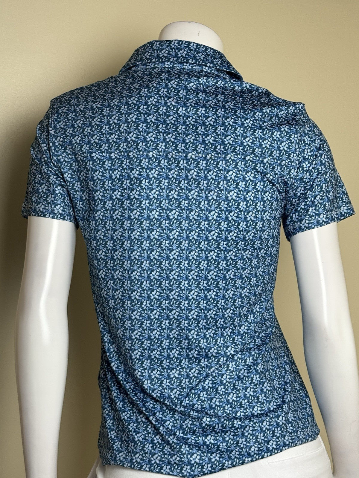 Puma Women’s Golf Shirt Sz S.   (B.172)