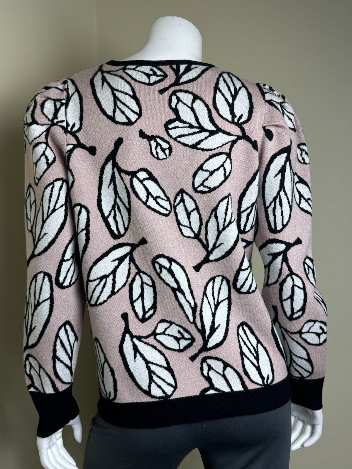 $99 Anne Klein Women’s Leaf Pattern Sweater  Size M   (B.112)