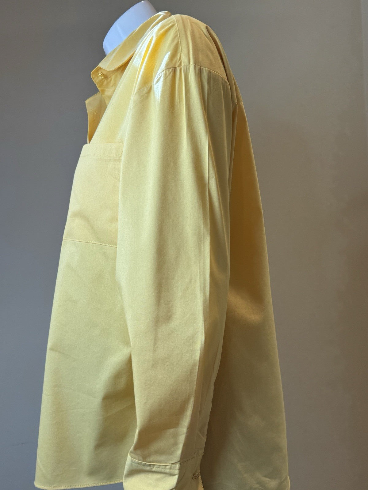 $42 EMILY DANIELS Women’s Long Sleeve/Roll Tab Button Up Shirt Sz M.     (B.165)