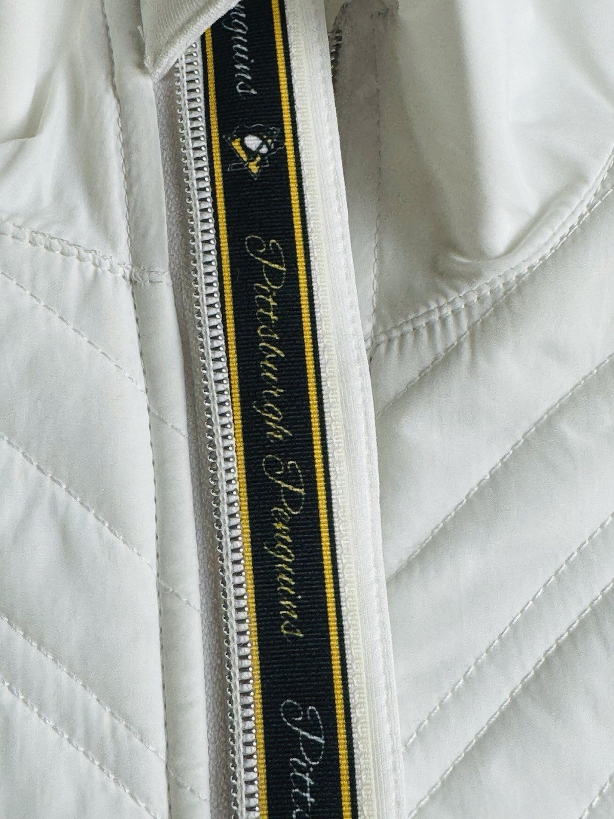 LeverWear Women's Pittsburgh Penguin Logo Quilted Vest Sz M.   (B.163)