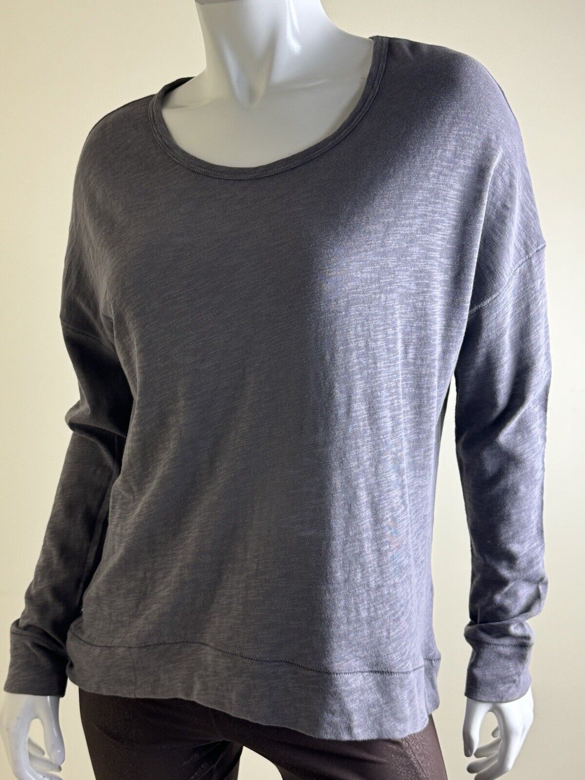 $205 THEORY Women’s Gray Long Sleeves Top Size L. (B.86)