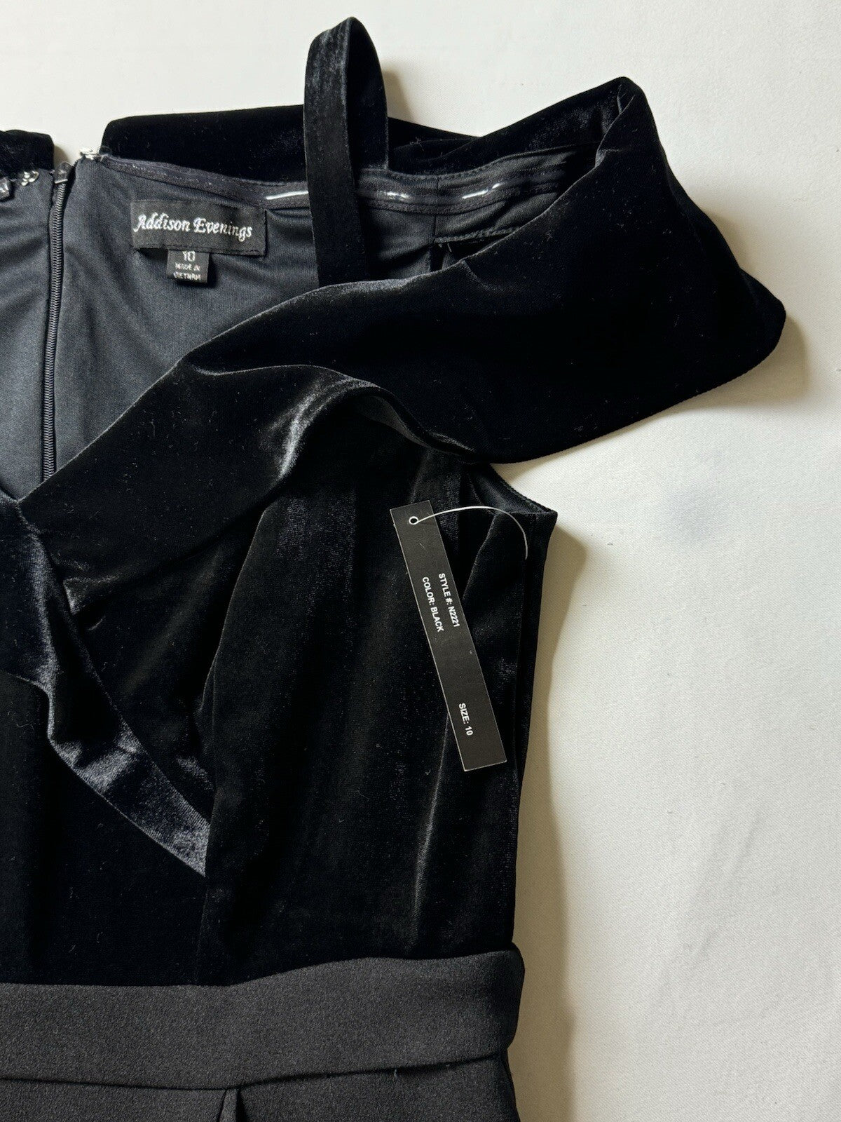 Addison Evenings Women’s off the shoulders Black Dress Sz 10. (B.92)