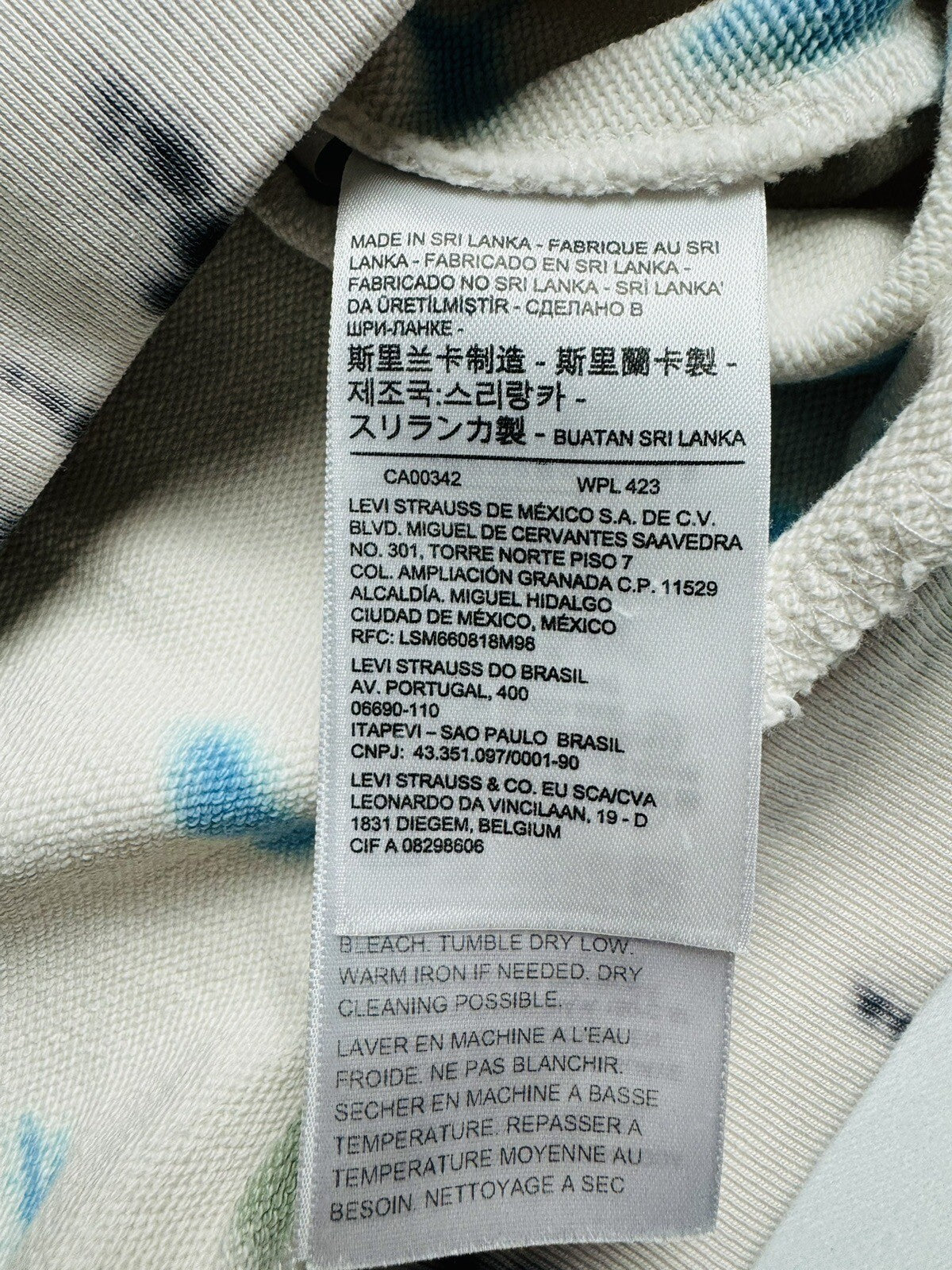 Levi’s Women’s Tie Dye Sweater Sz L.  (71)