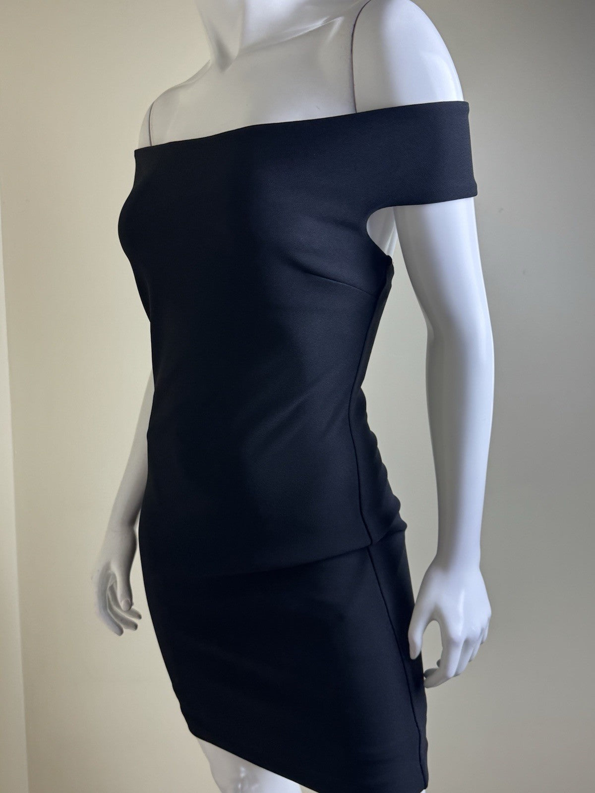 $220 Guess by Marciano Off Shoulder Black Dress Sz 4. (B.154)