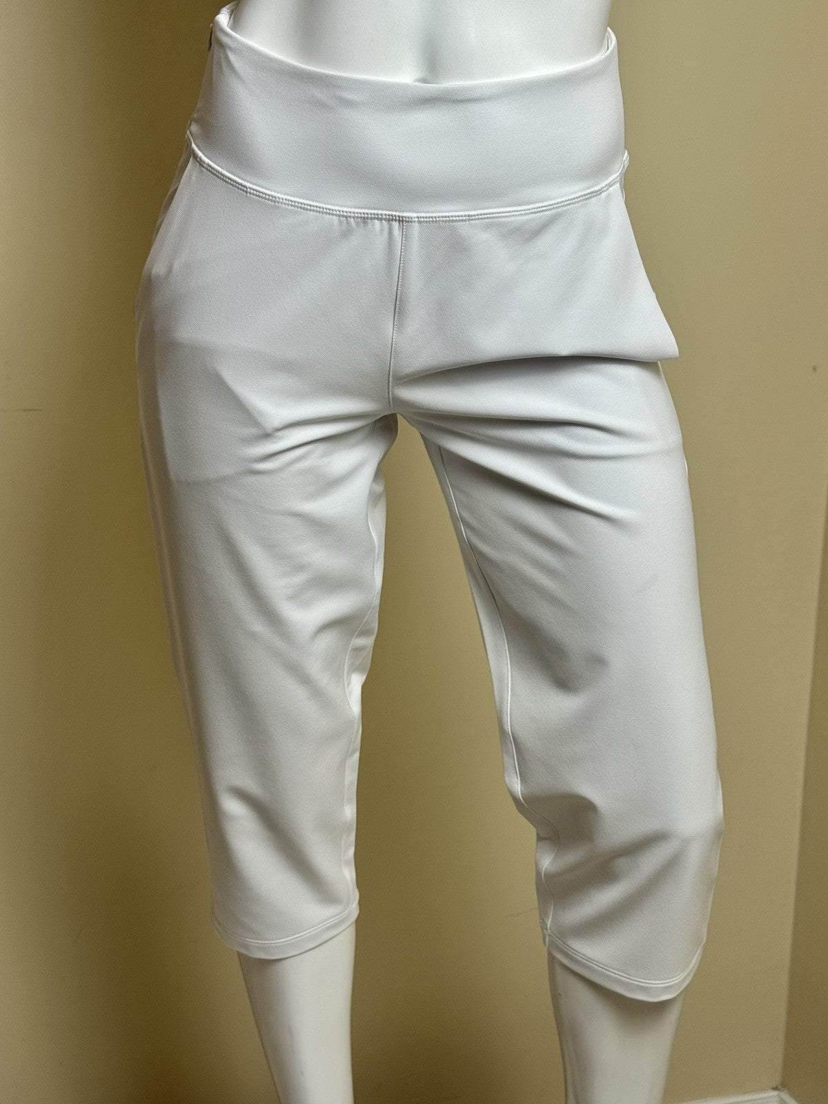 Puma Women’s Golf Capri Pants Sz S.   (B.172)