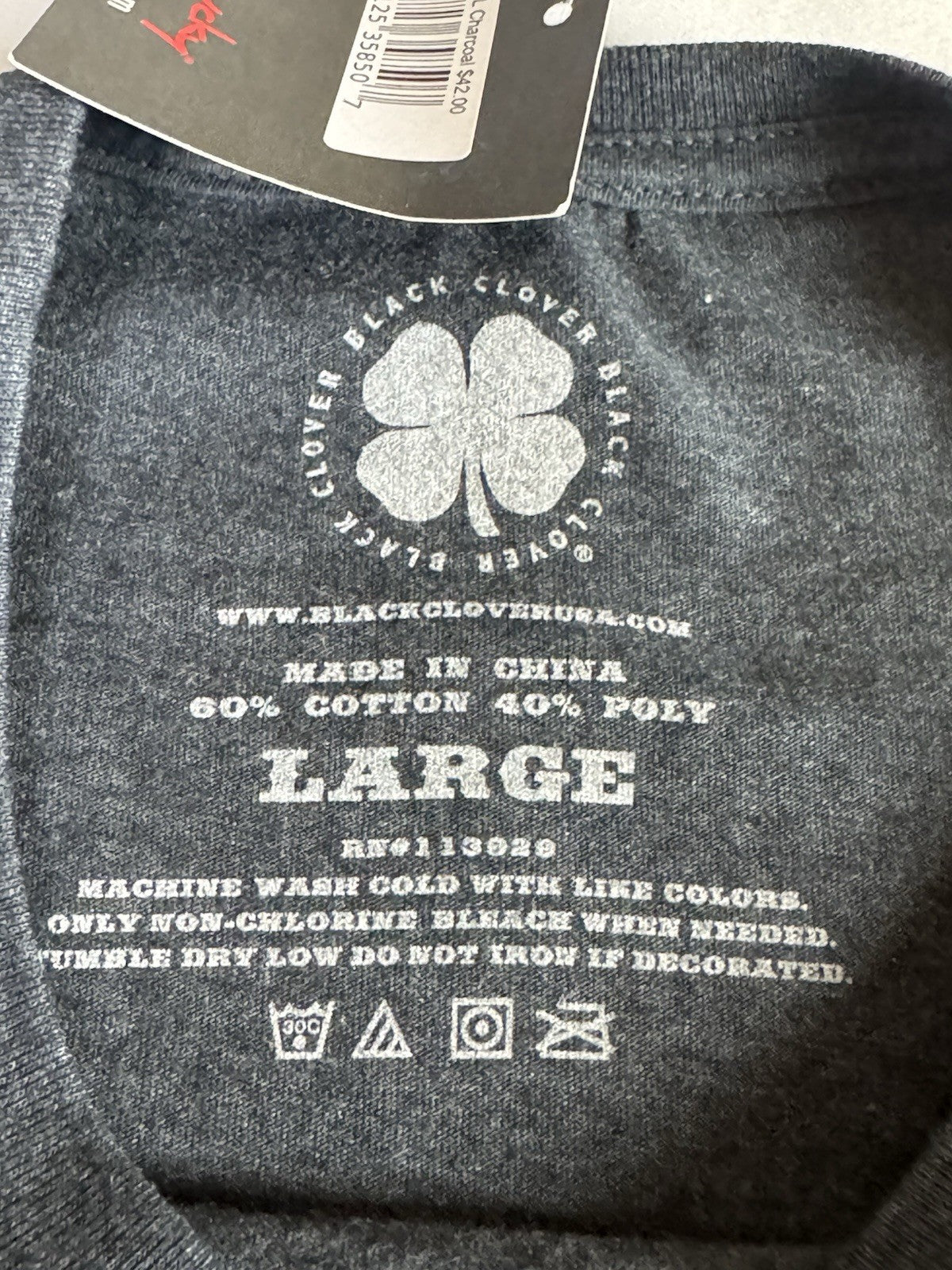 Black Clover Women’s T-Shirt Logo Sz L.     (B.182)