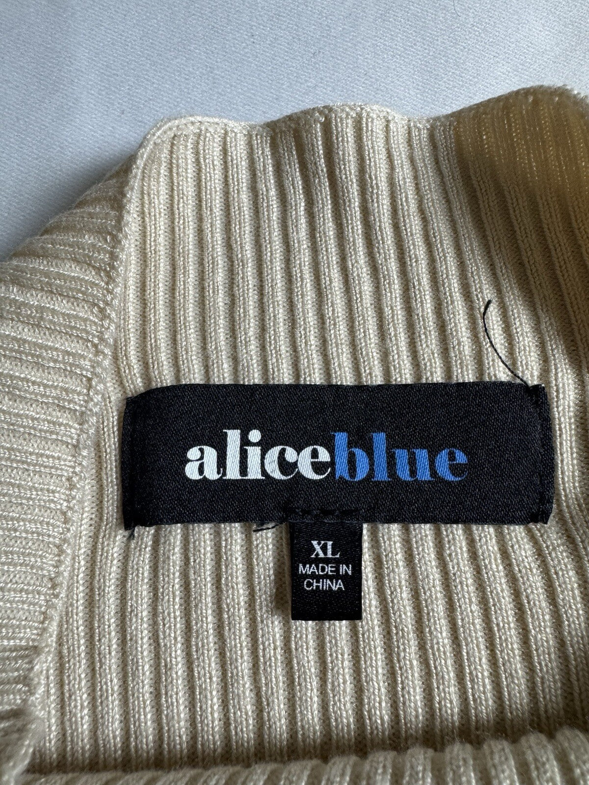 Alice Blue Women's Knit Sweater Size XL. (B.52)