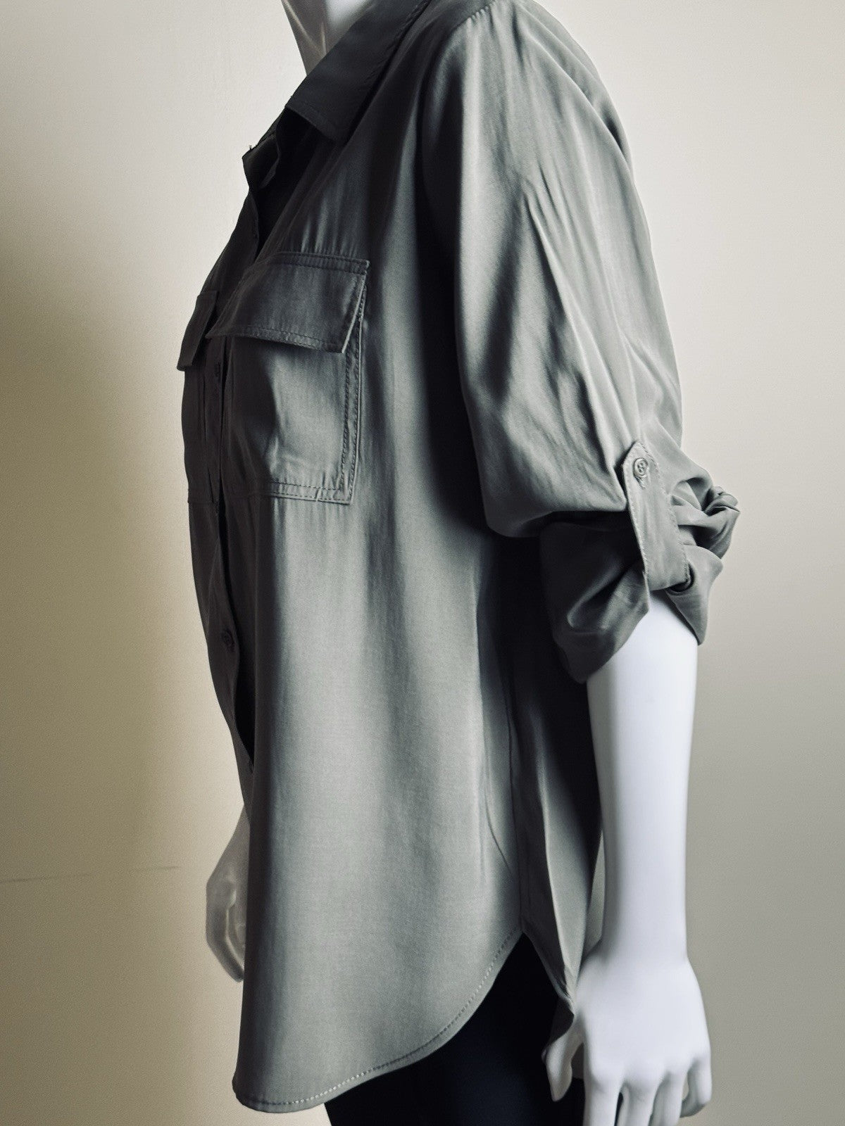 $128 Max Studio Women’s Long Sleeve Shirt Size L.  (B.181)