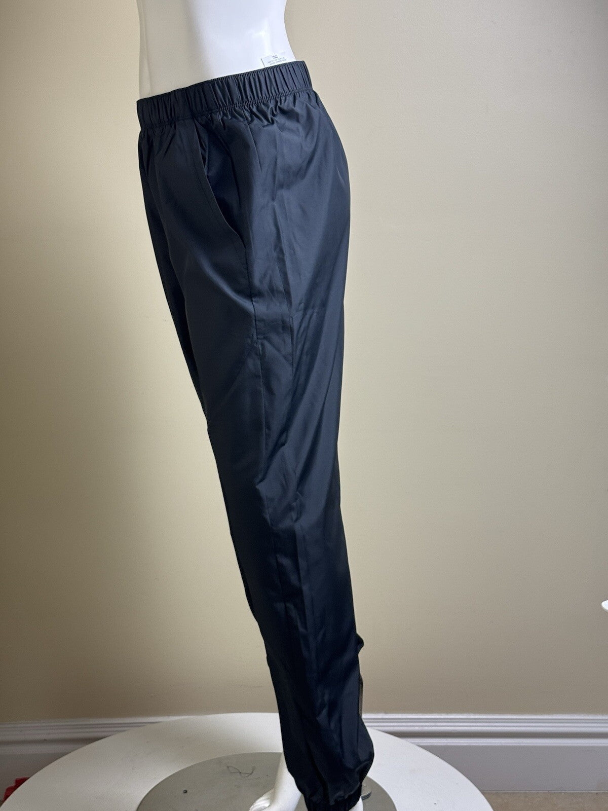 $85 Under Armour Women’s Jogging Pants Size M.   (B.142)