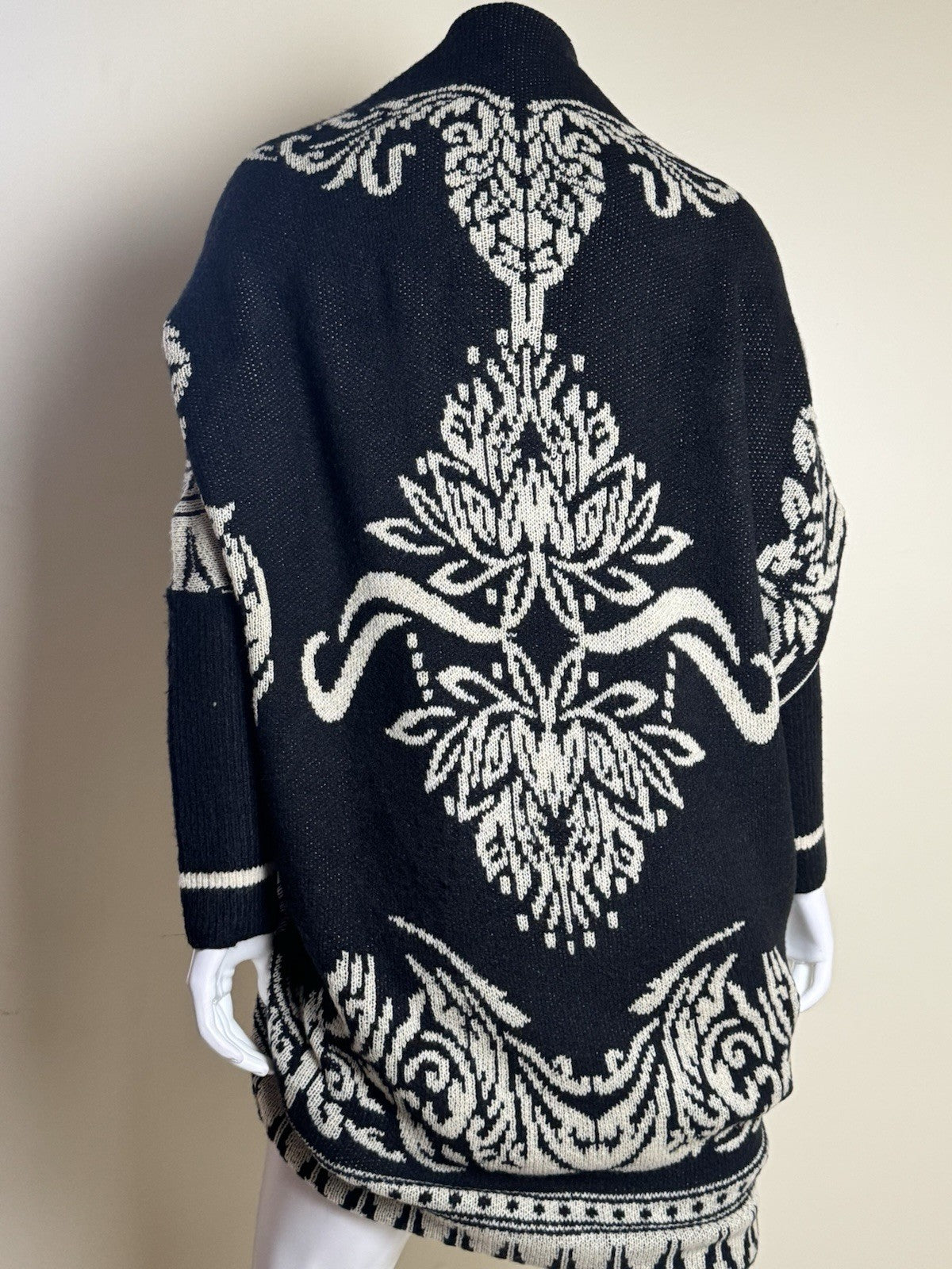 $268 Max Sport Poncho Black/Ivory Sz L/XL.      (B.144/1)