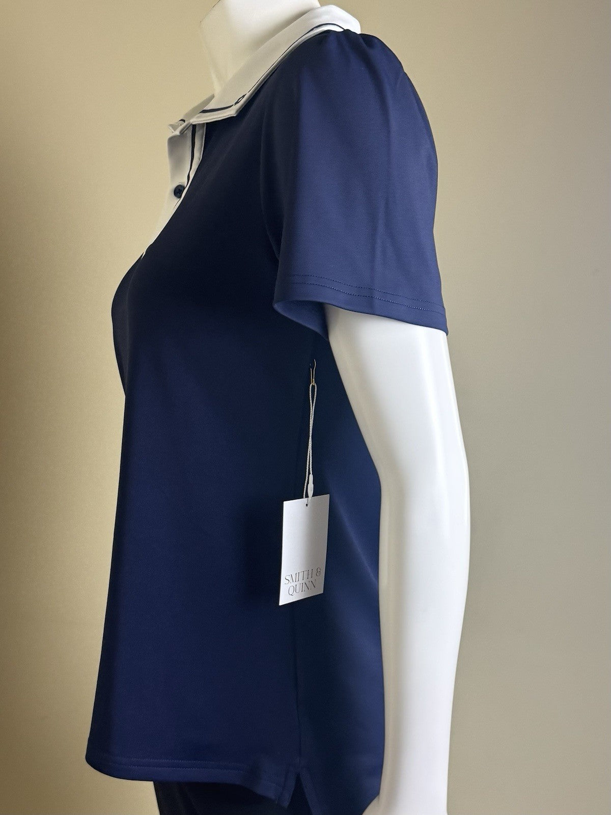 Smith & Quinn Women’s Golf Shirt Size L.      (B.159)