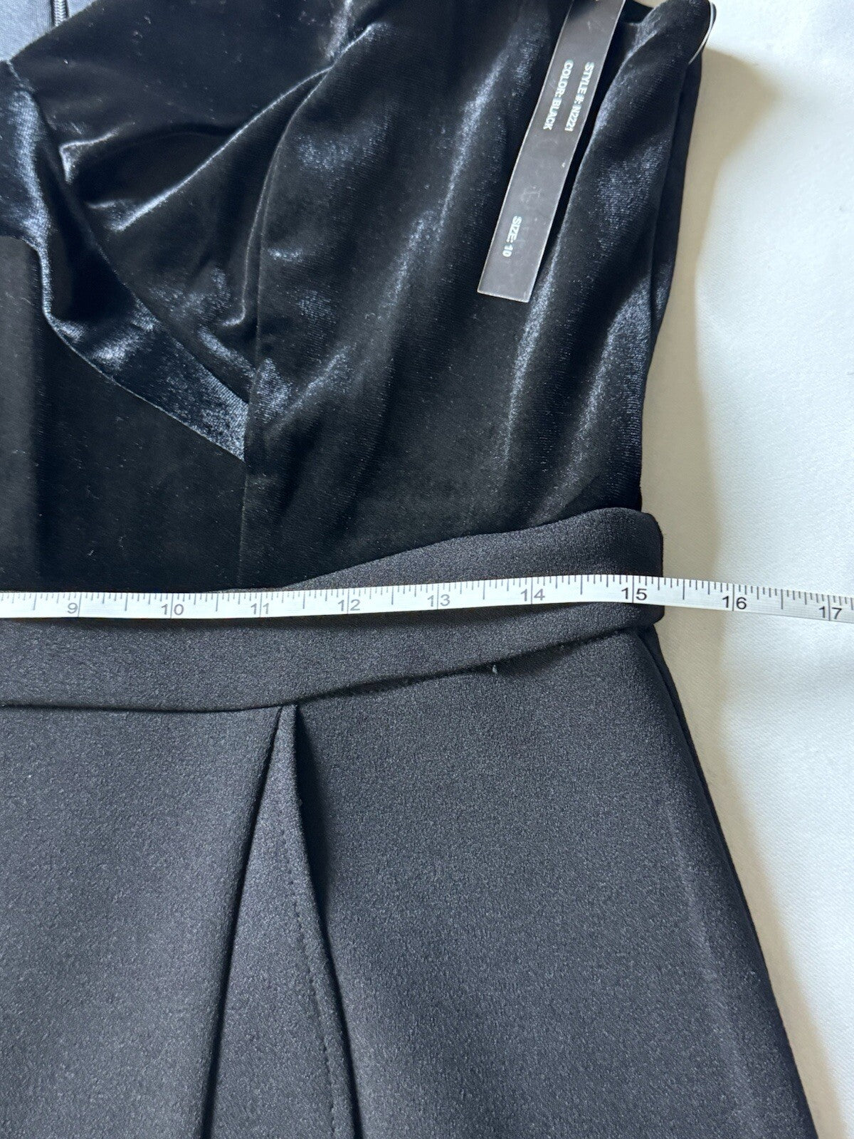 Addison Evenings Women’s off the shoulders Black Dress Sz 10. (B.92)