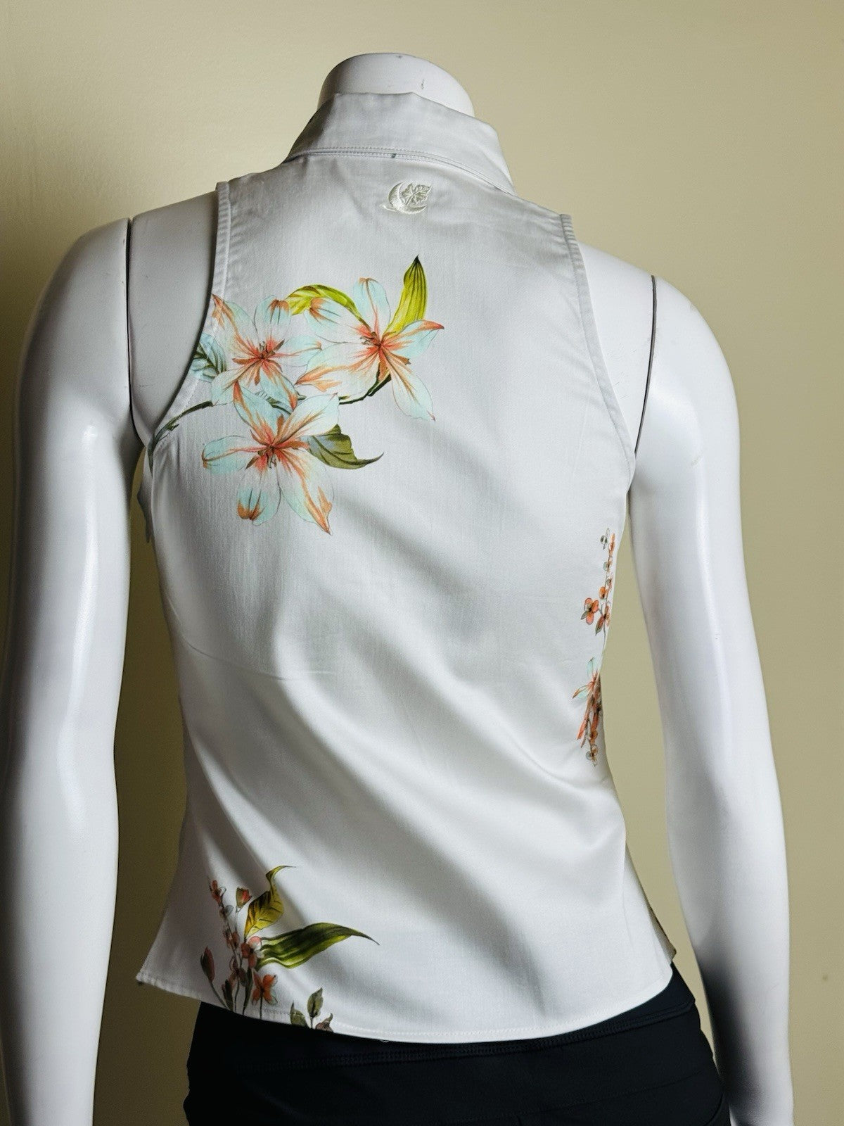$130 Kilo Tango Women’s Golf Polo Shirt Ivory Floral Sleeveless Sz S   (B.180)