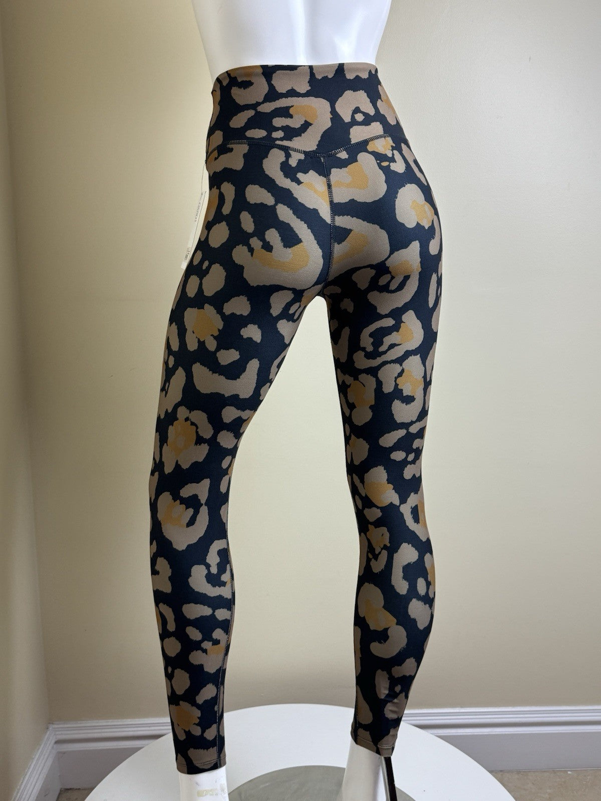 $65 SAGE COLLECTIVE High-Rise Leggings Jungle Cat Size S.  (B.156)