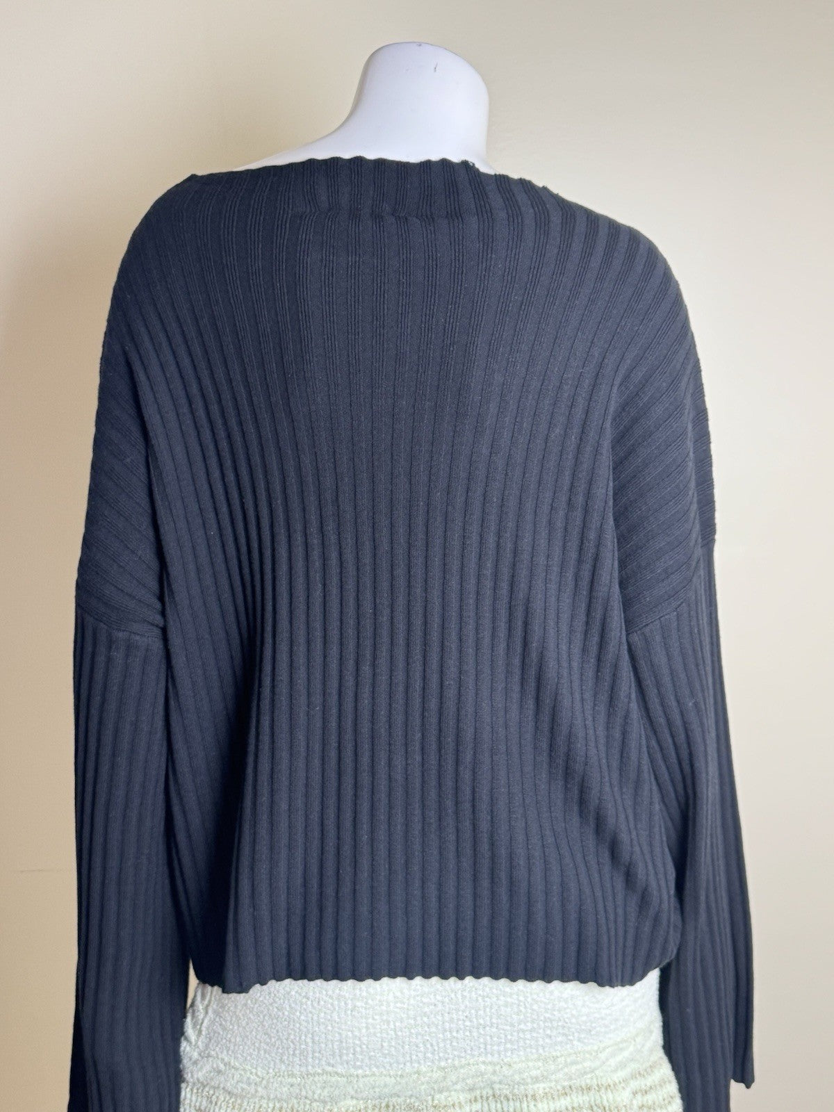$89 DKNY Women’s Black Rhinestone Sweater Size L.      (B.119)