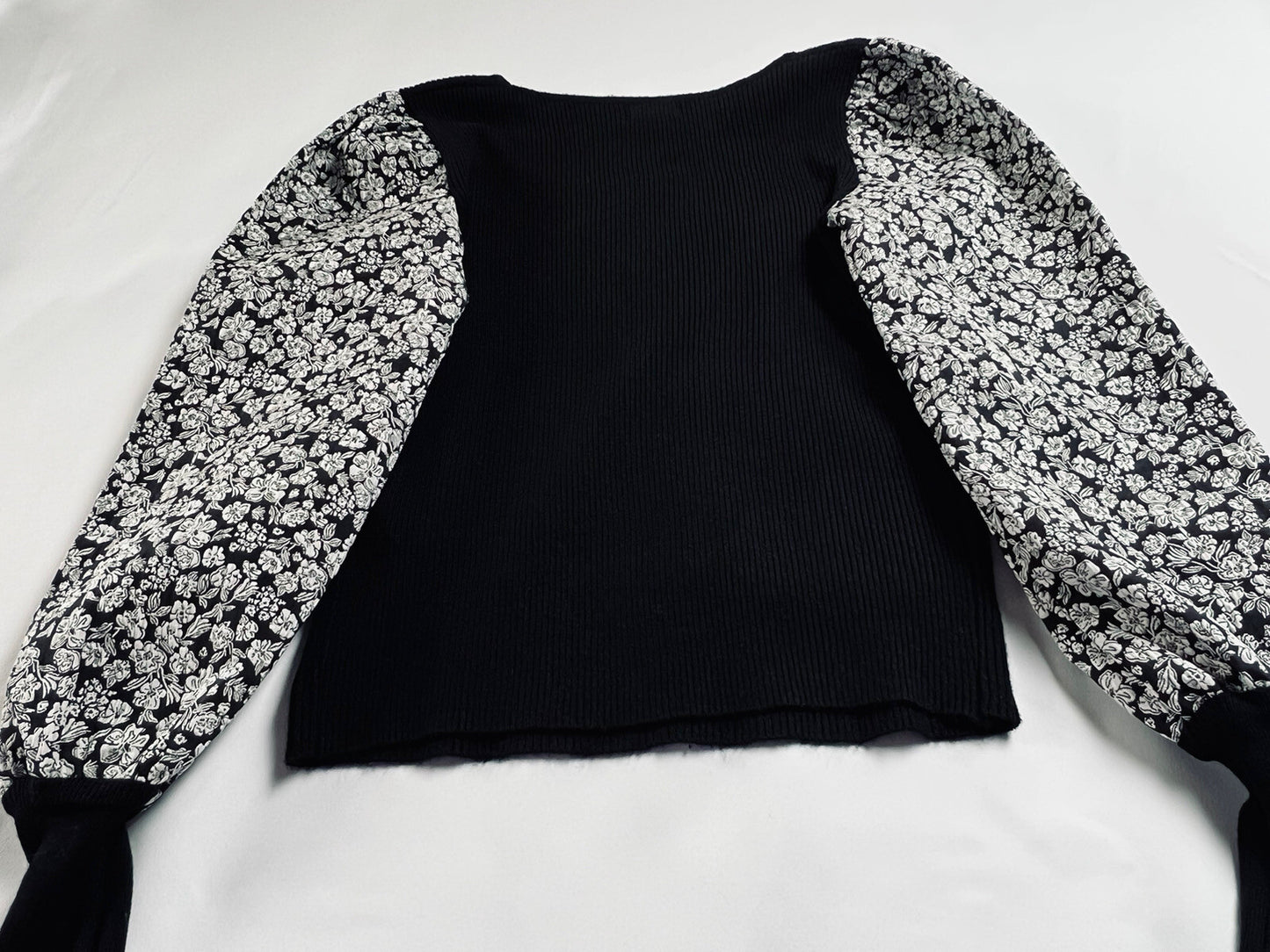 On Twelfth Women’s Top Blouse Sz S Sweater