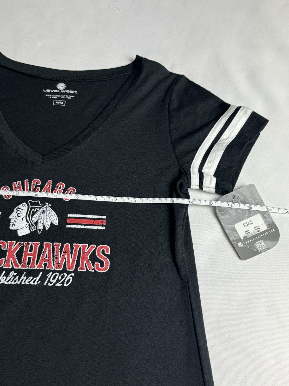 LeverWear Women's Chicago Blackhawks Logo shirt Sz M   (B.170)