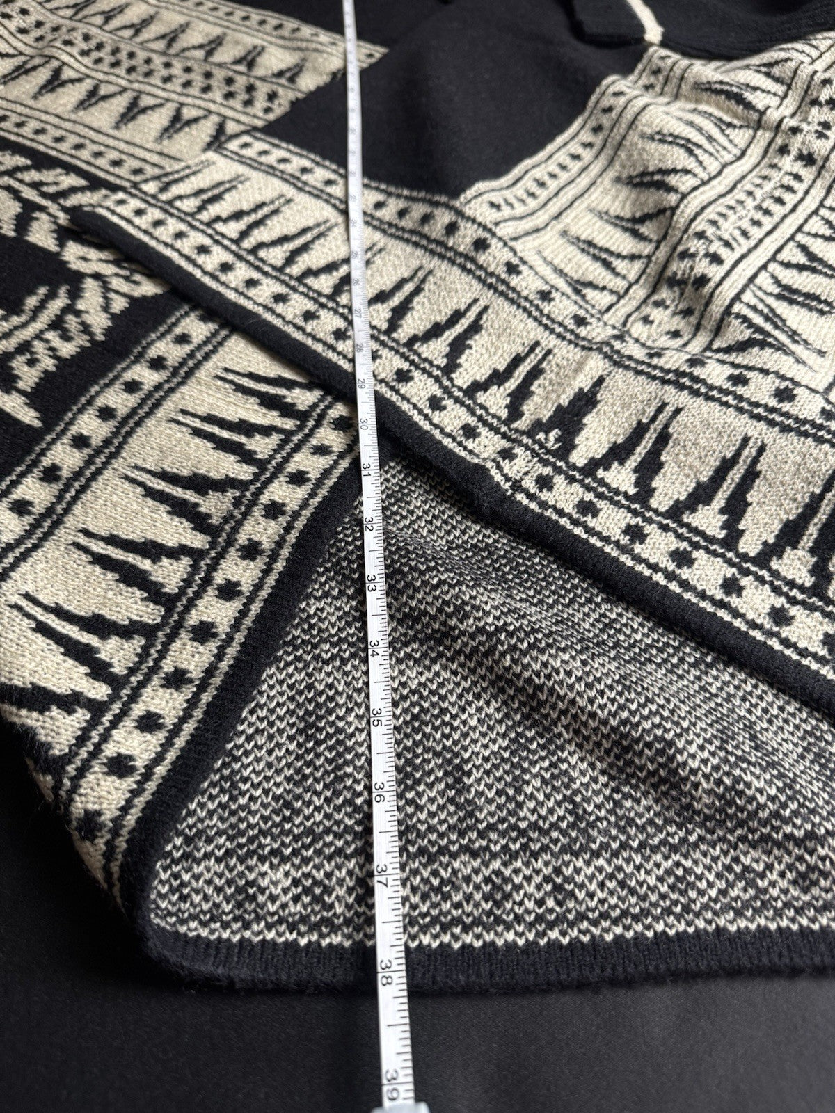 $268 Max Sport Poncho Black/Ivory Sz L/XL.      (B.144/1)