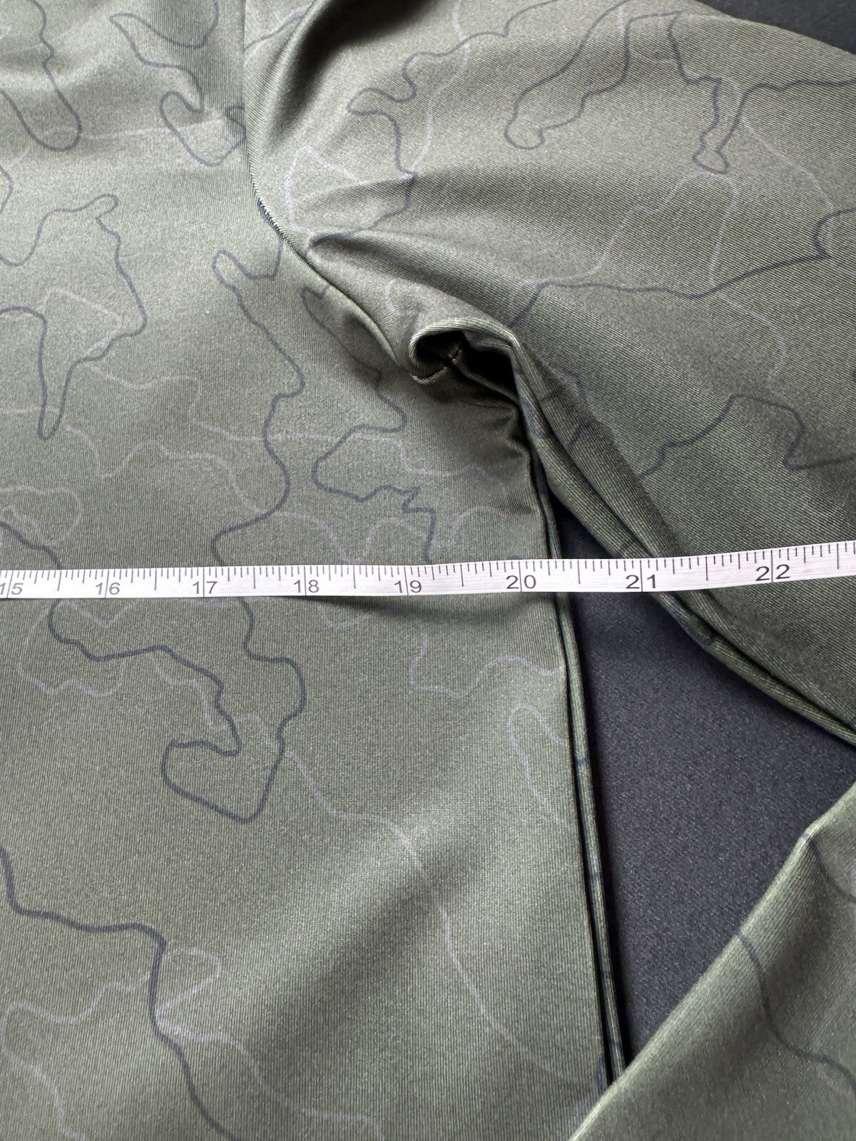 $50 Under Armour Women’s Turtleneck Sweater Size L.    (B.121)