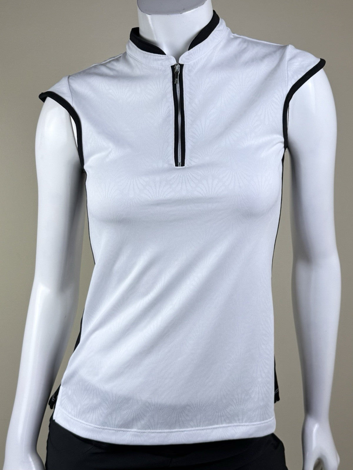 $80 NIVO Women's Golf Shirt Size XS.    (B.181)