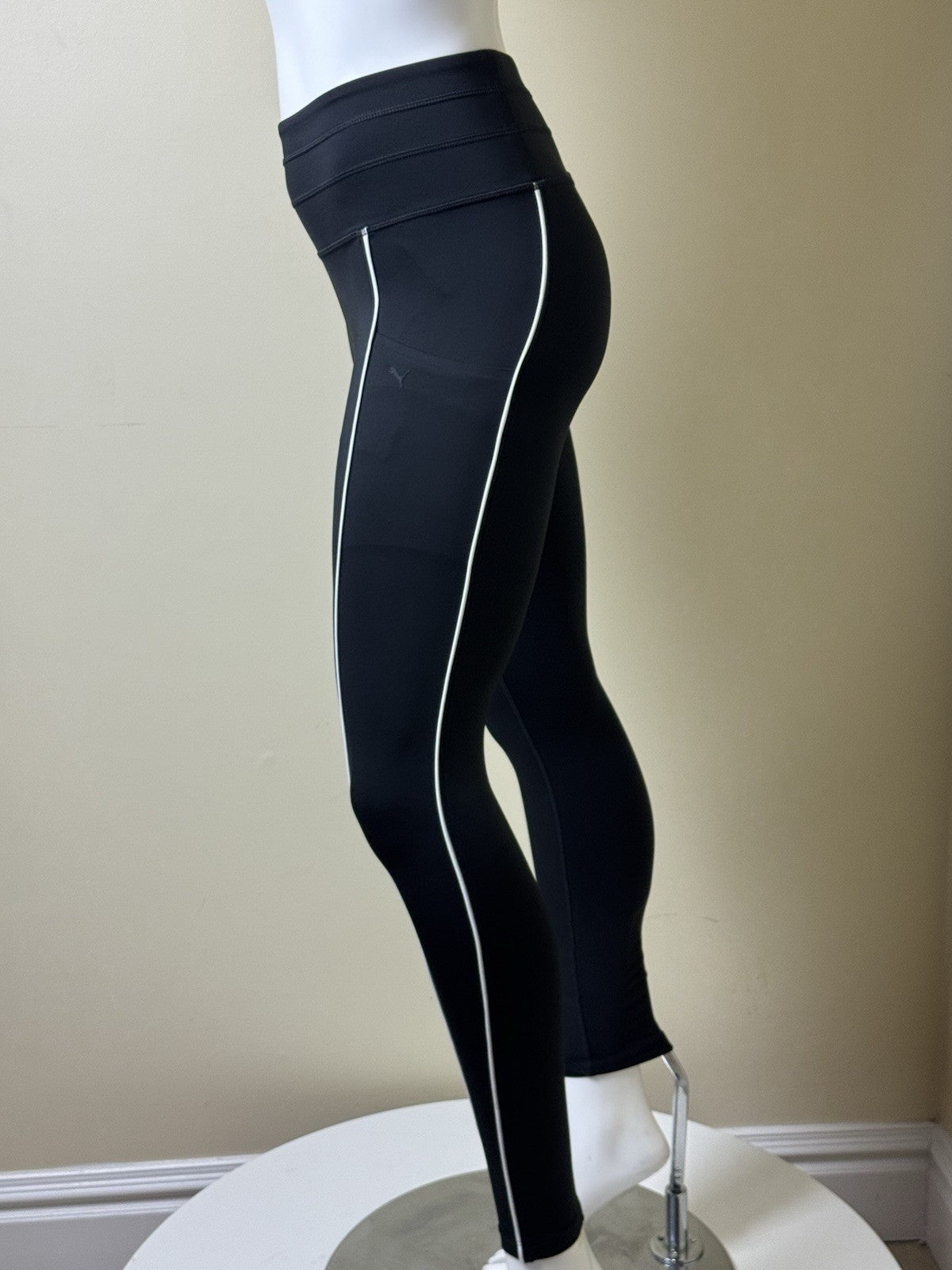 Puma Women’s Leggings Stretch Pockets Sz S.  (B.163)