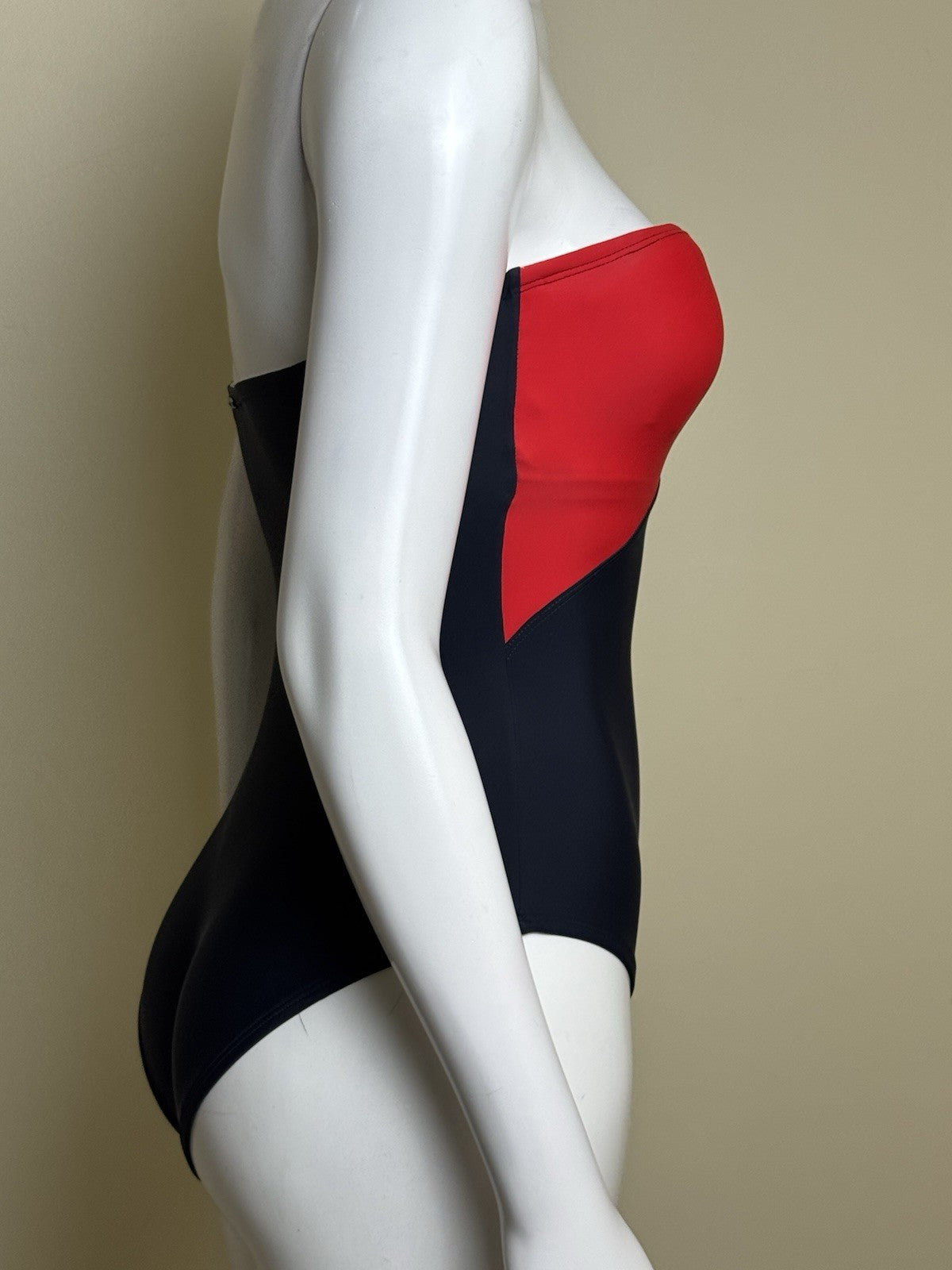 $98 Tommy Hilfiger Logo Colorblock Bandeau One-Pc Swimsuit Size XS. (B.153)