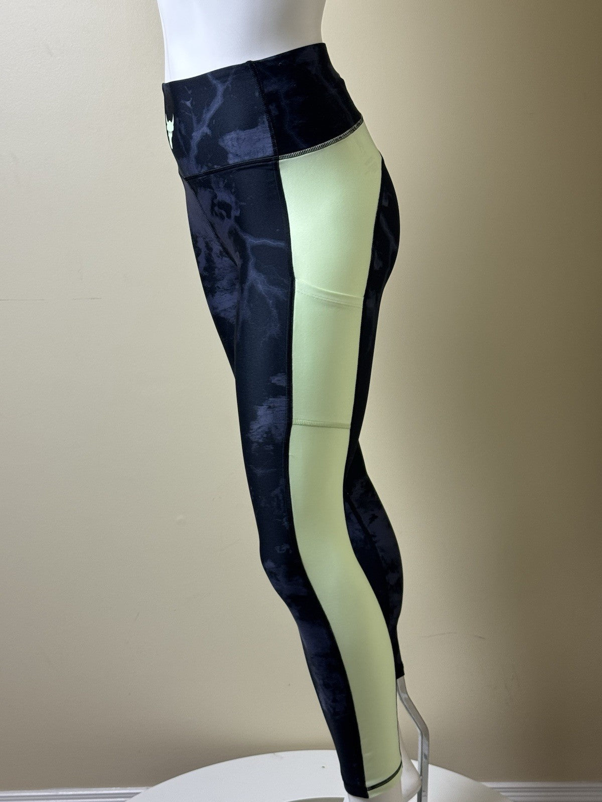 $85 Under Armour Women’s Leggings Size S   (B.163)