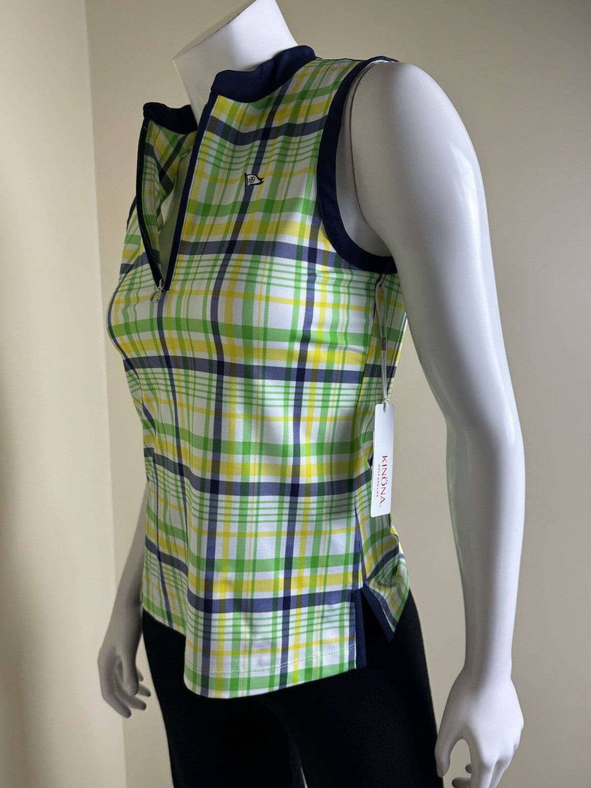 KINONA Women’s Sleeveless Golf Plaid Shirt Sz XS.   (B.130)