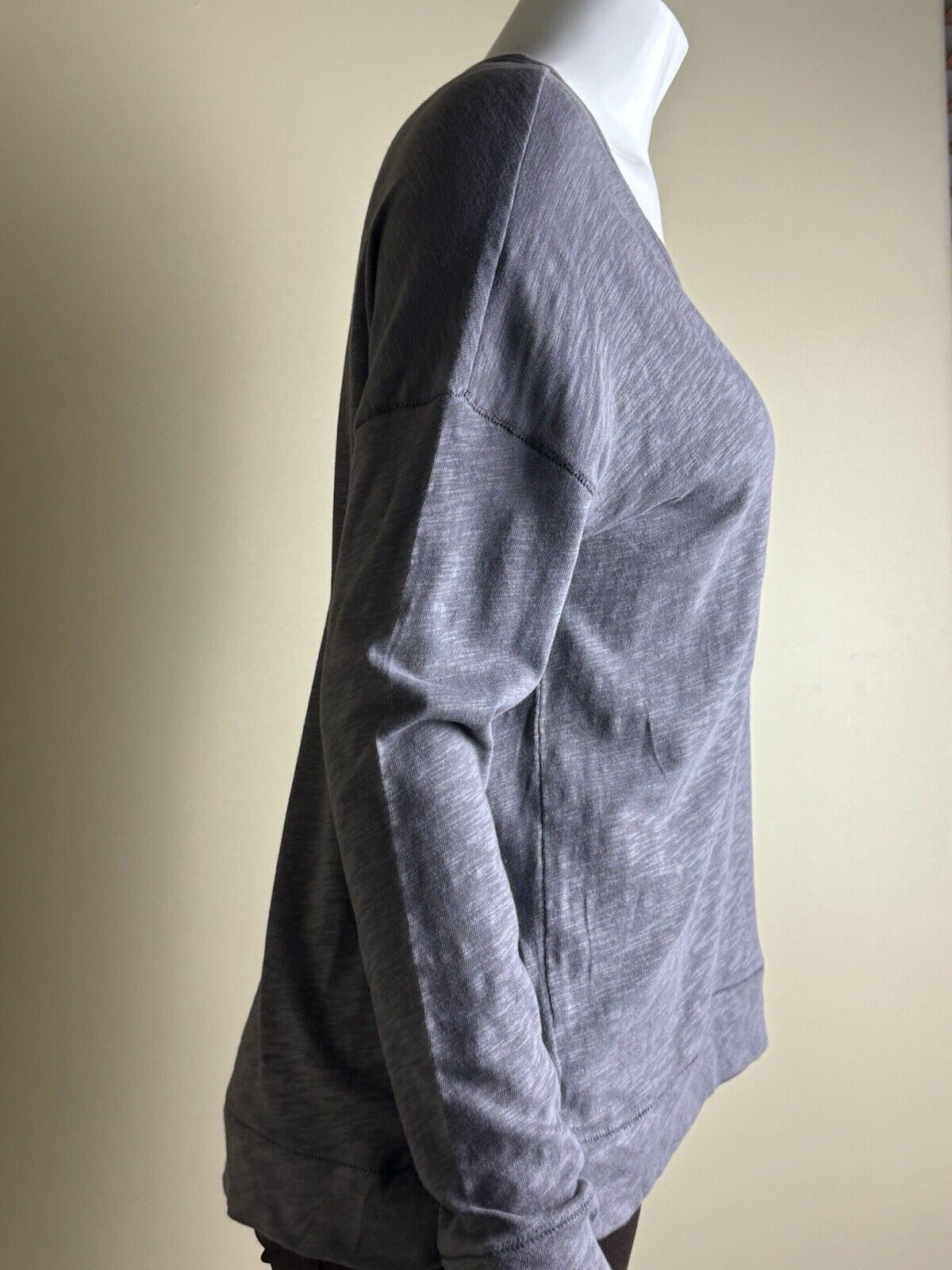 $205 THEORY Women’s Gray Long Sleeves Top Size L. (B.86)