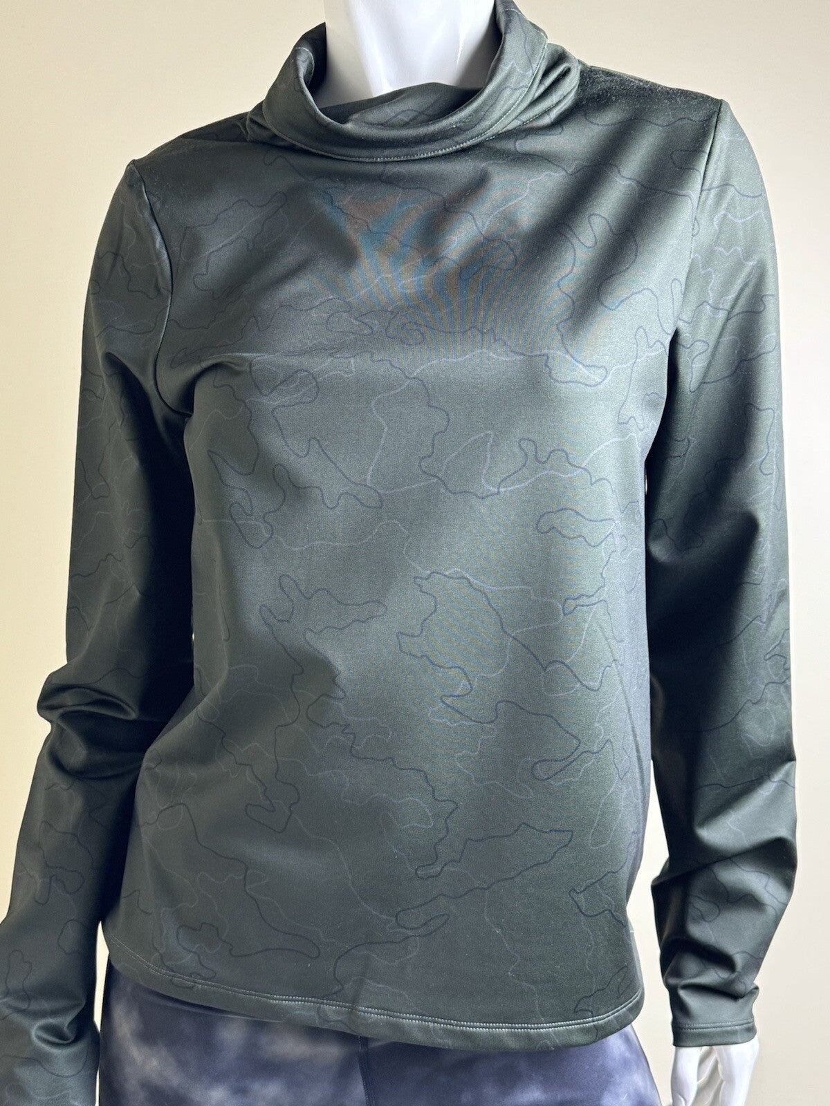 $80 Under Armour Women’s Turtleneck Sweater Size M. (B.102)