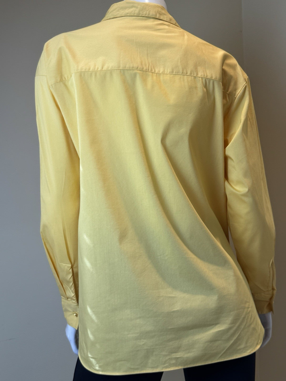 $42 EMILY DANIELS Women’s Long Sleeve/Roll Tab Button Up Shirt Sz M.     (B.165)