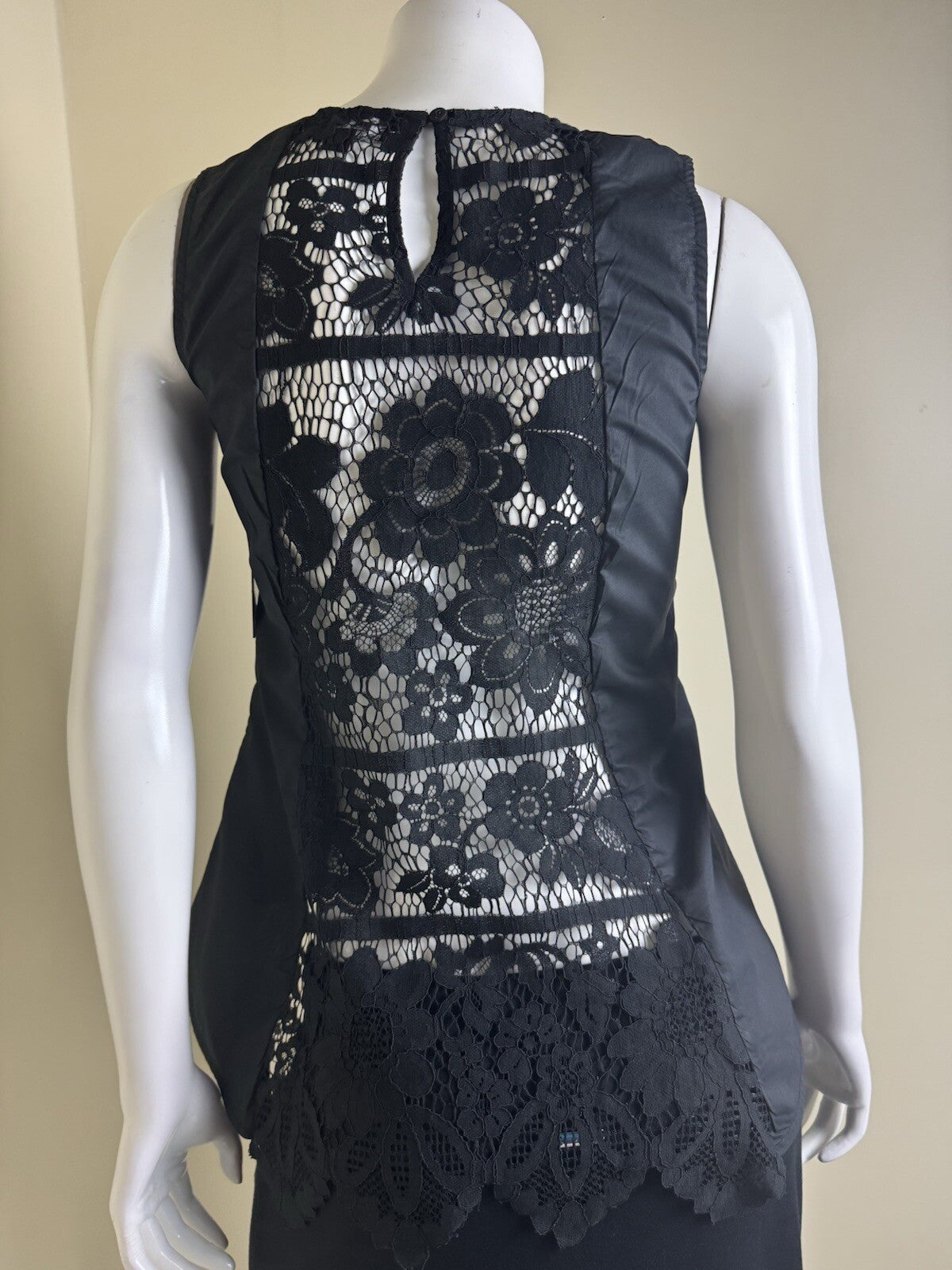 STUDIO Badgley Mischka Women’s Top Black Sleeveless Sz 2. (B.143)