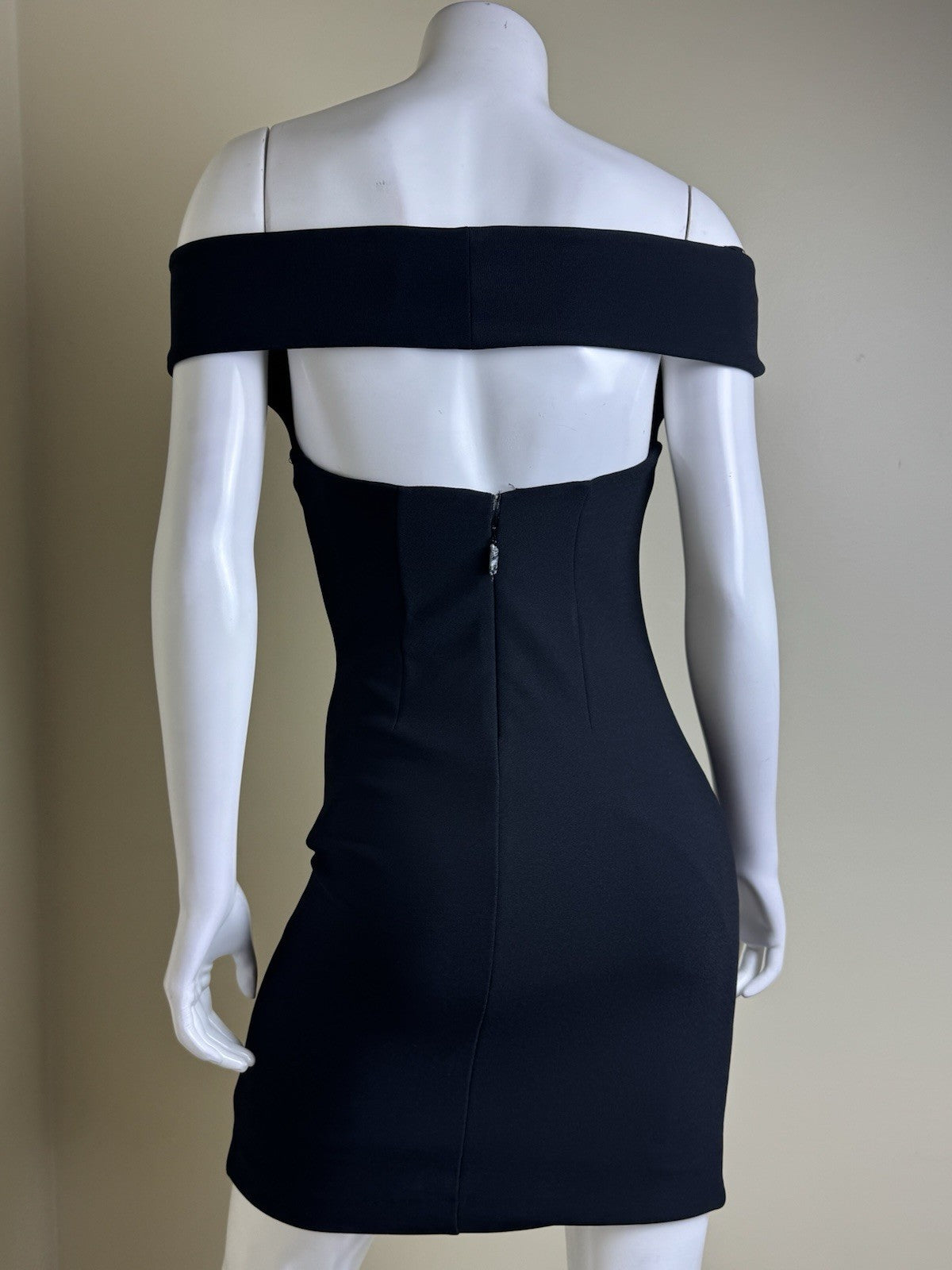 $220 Guess by Marciano Off Shoulder Black Dress Sz 4. (B.154)