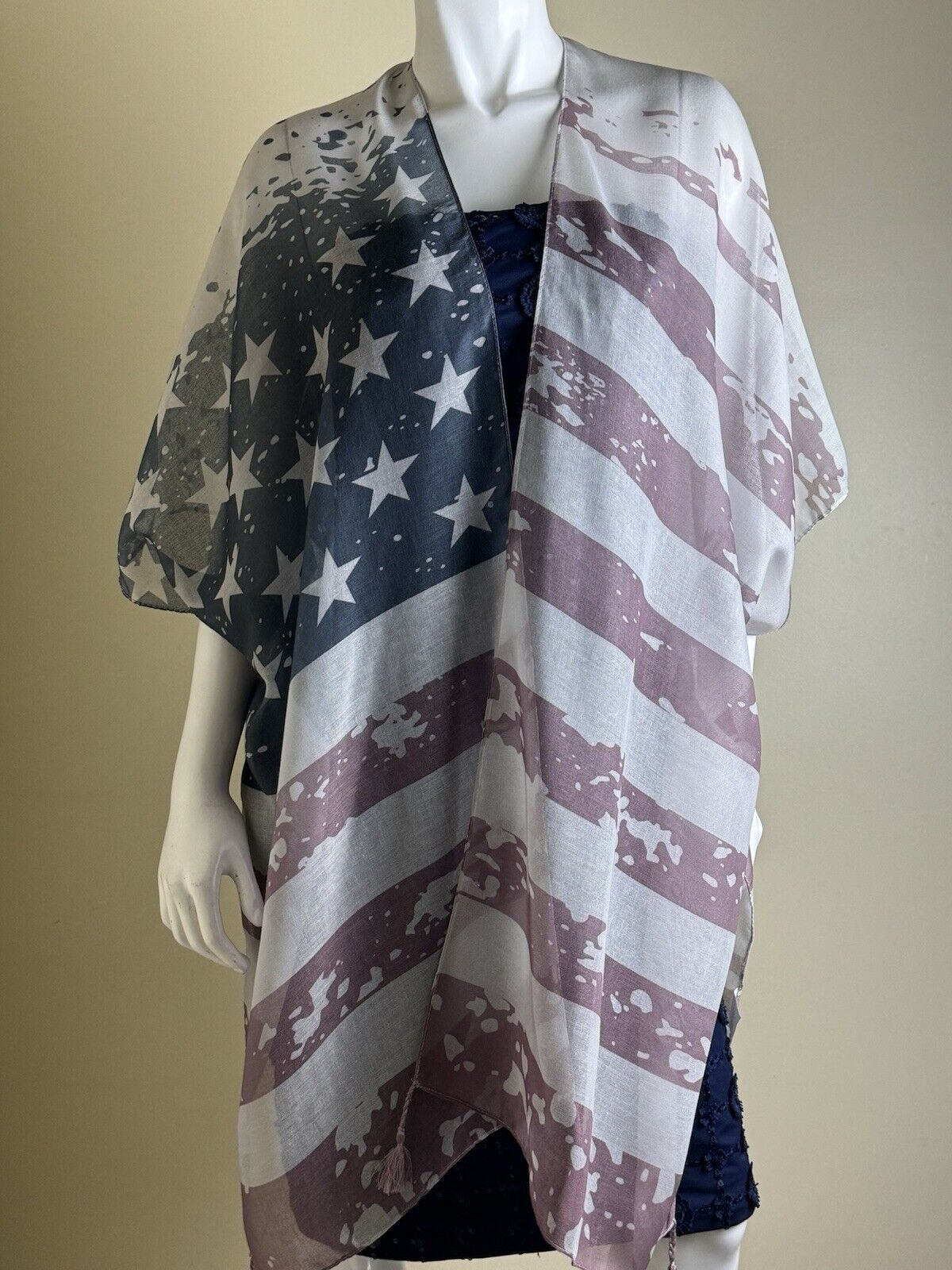 KINDRED Women’s Poncho Top American Flag Printed Size 2X. (04)