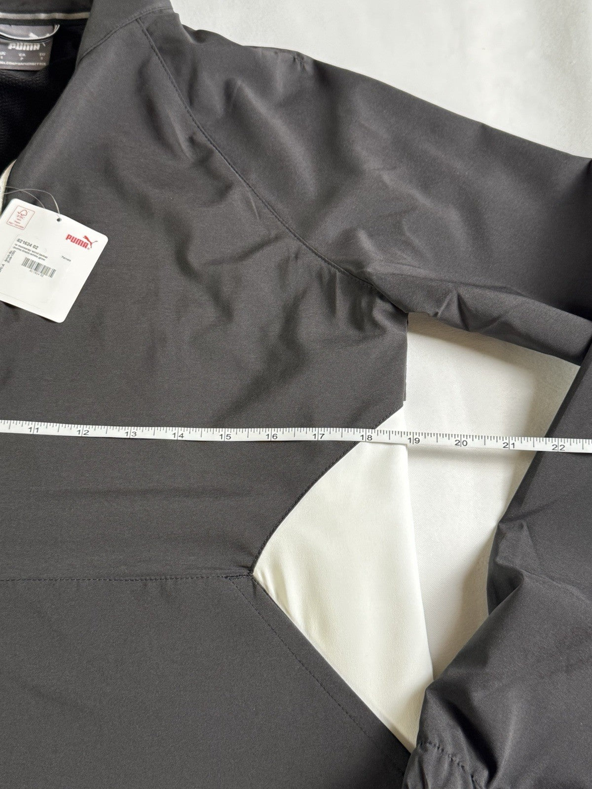 PUMA Women's White with Black Jacket Pockets Sz S.       (B.150/1)