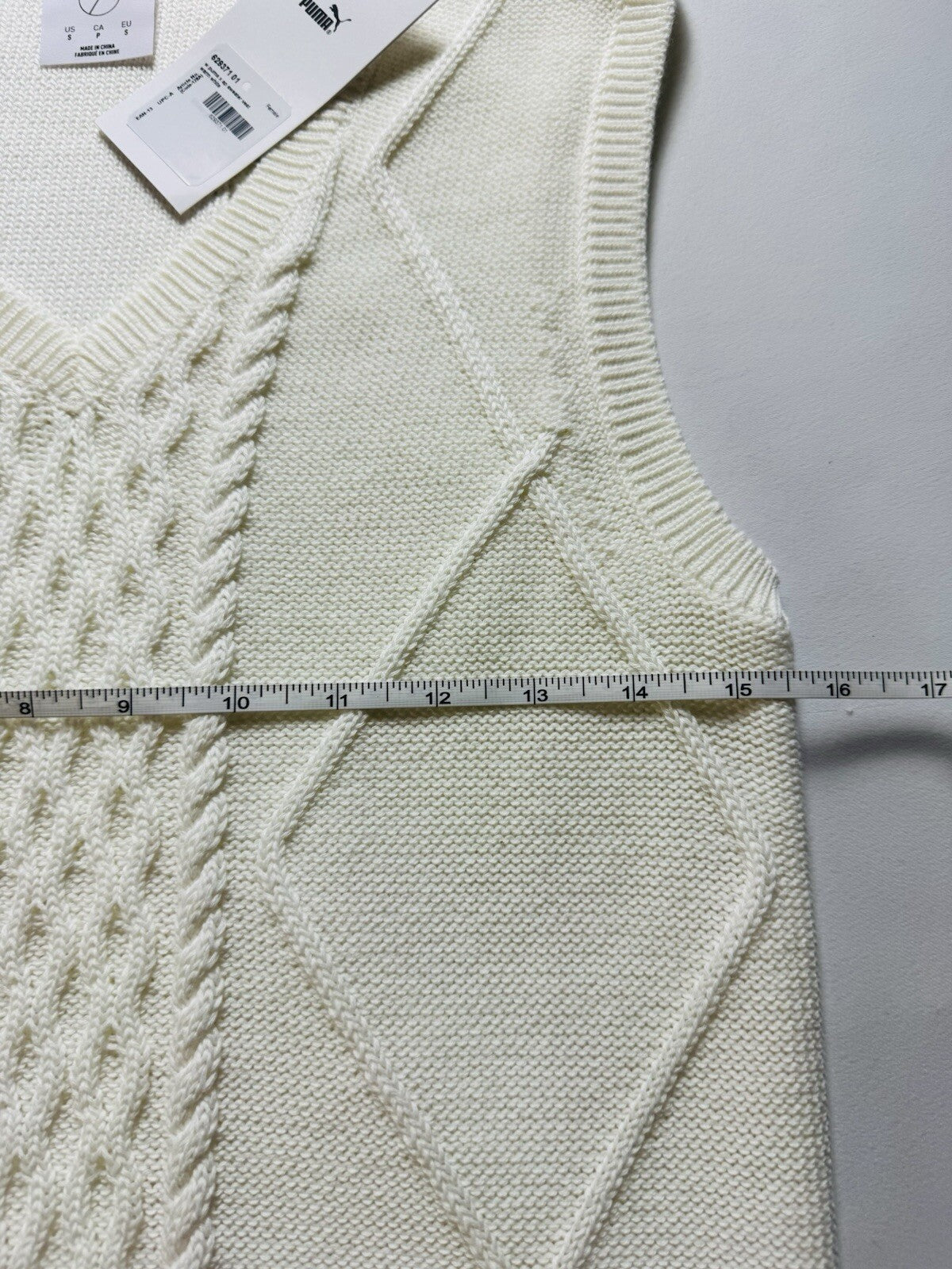 Puma Women’s Golf Ivory VEST Sz S.    (B.128)