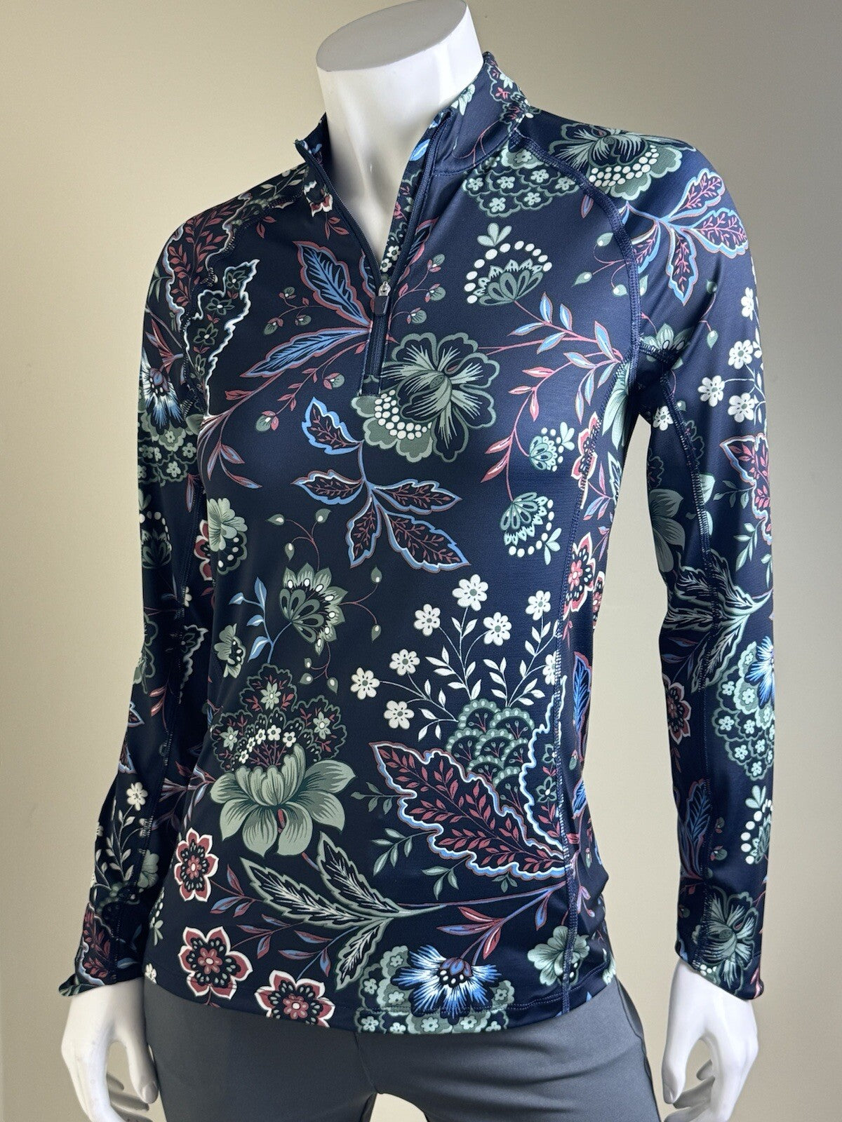 $75 Puma Women's Golf Sweatshirt Size XS.   (B.112)