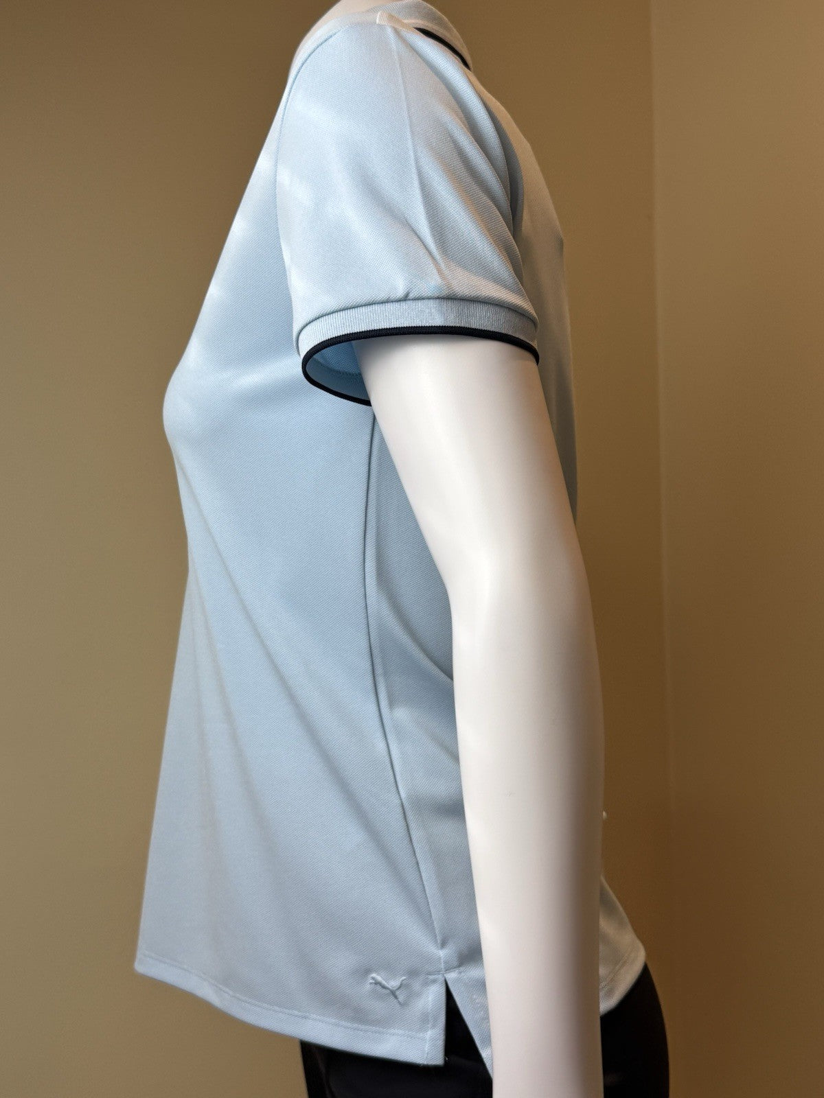 Puma Women’s Golf Shirt Sz S.   (B.165)