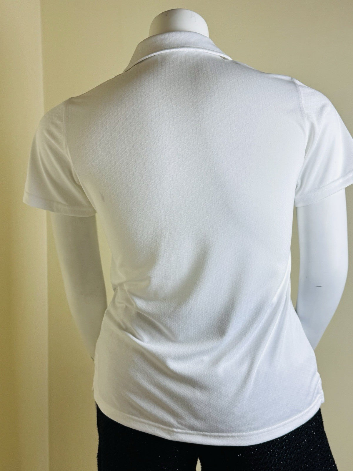 A.U.R Women's Golf Polo White Shirt Sz XL.       (B.146)