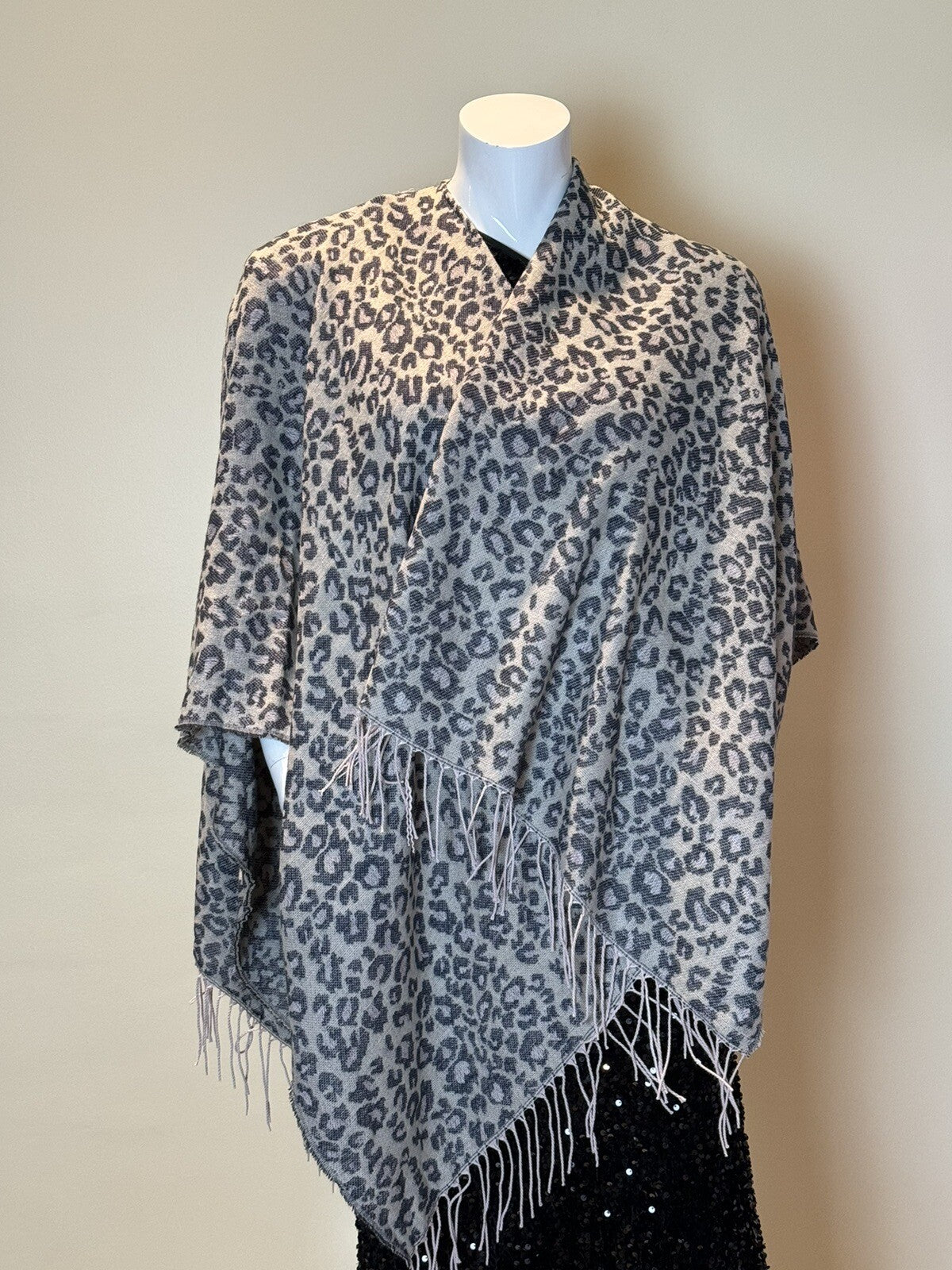 Hurley Women's Shawls Open Front Poncho Gray Cheetah. (62)