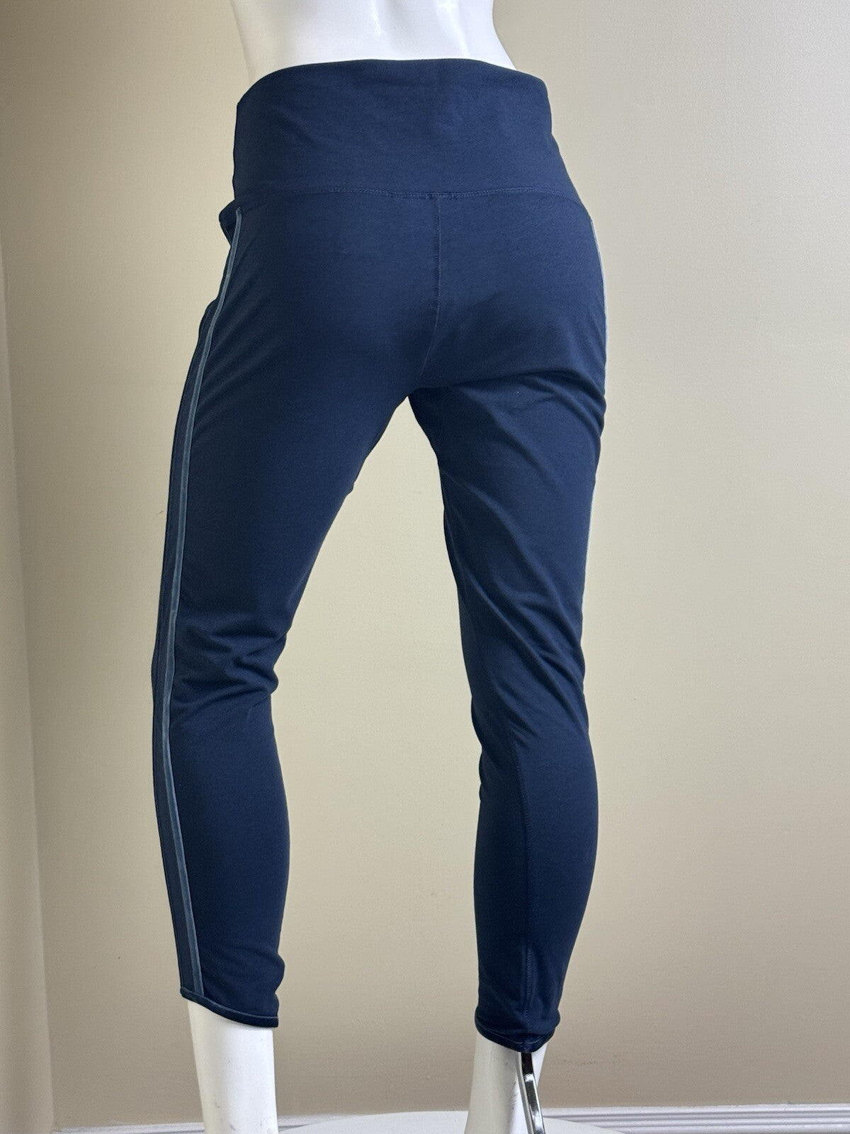 $88 TASC Performance Women's Leggings Navy Blue Velvet Stripe Size XL. (B.121)