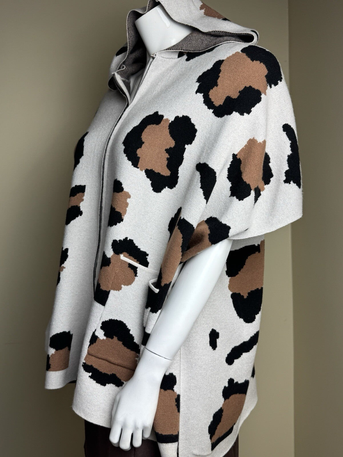 $98 Carmen Marc Valvo Hooded Zip Knit Poncho Size XL.  (B.125)