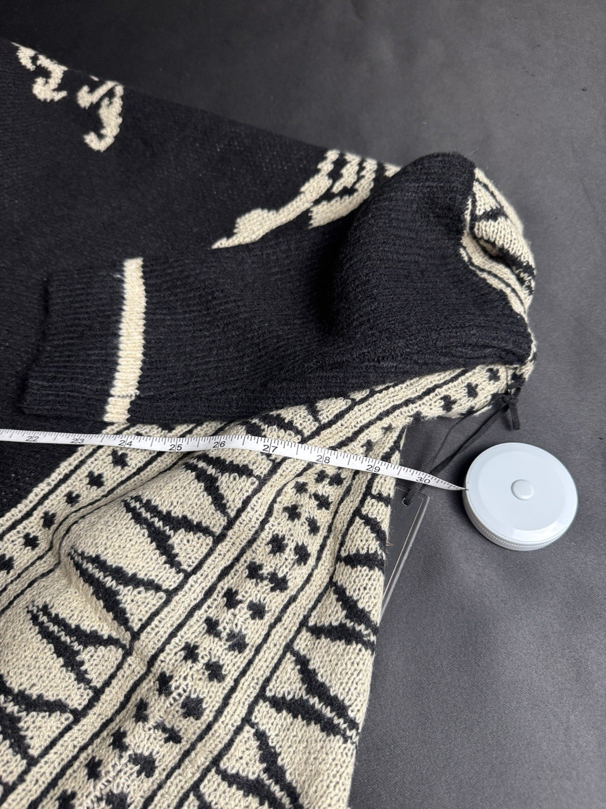 $268 Max Sport Poncho Black/Ivory Sz L/XL.      (B.144/1)