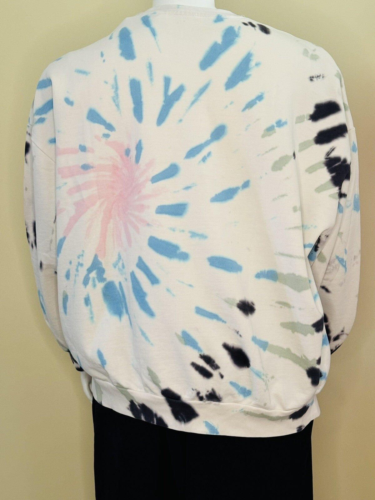 Levi’s Women’s Tie Dye Sweater Sz L.  (71)