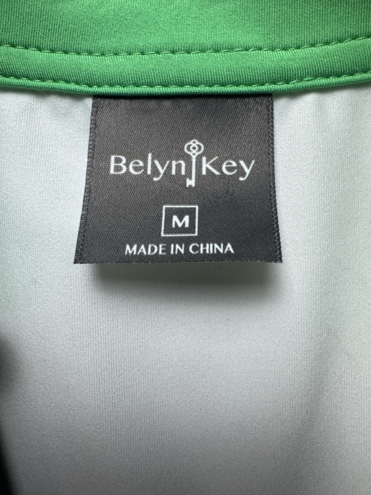 BELYN KEY Women’s Sleeveless Golf Shirt Sz M.    (B.139)